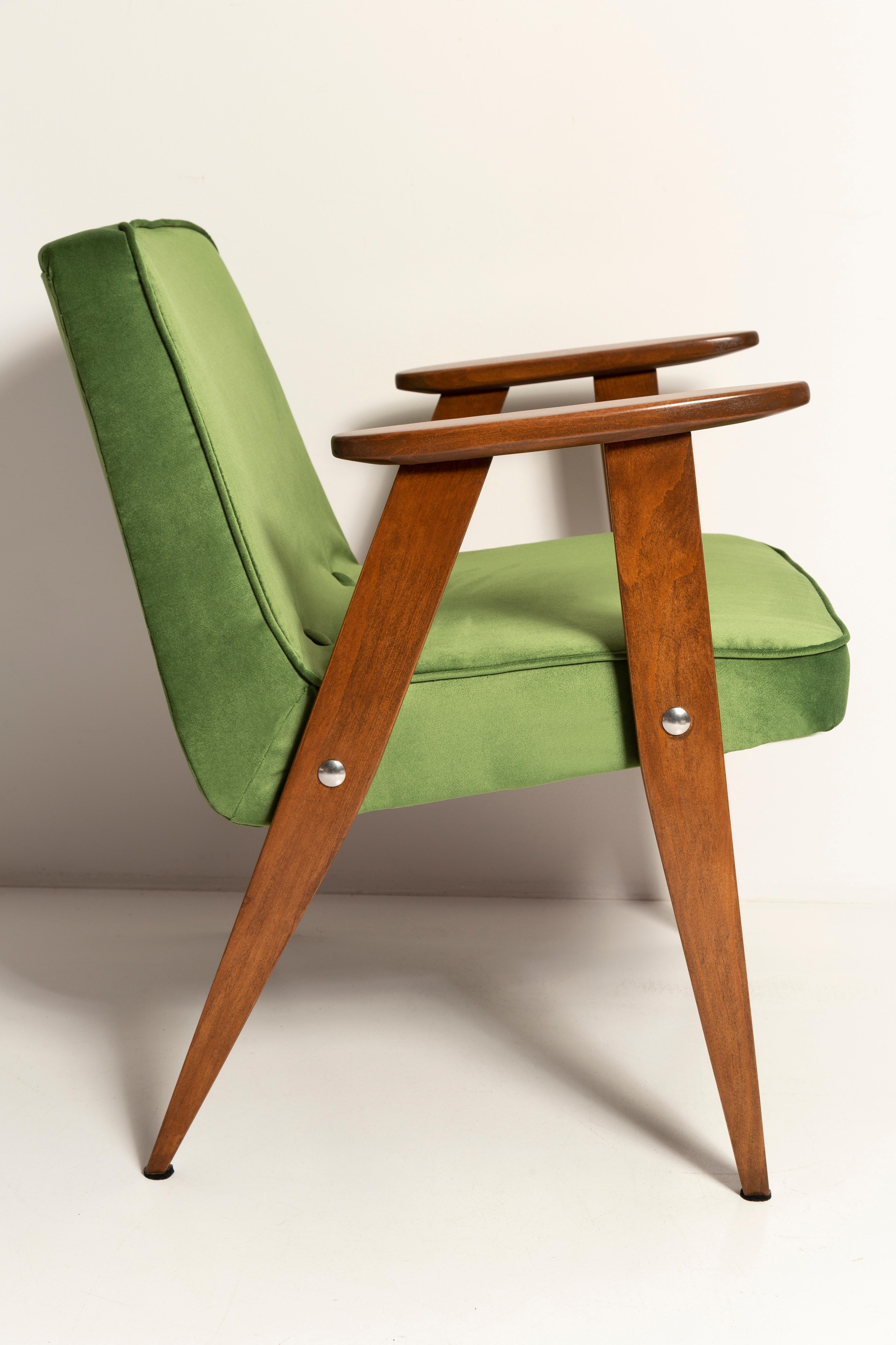 Hand-Crafted Pair of Mid-Century 366 Armchairs, Green and Orange, by Chierowski Europe, 1960s For Sale