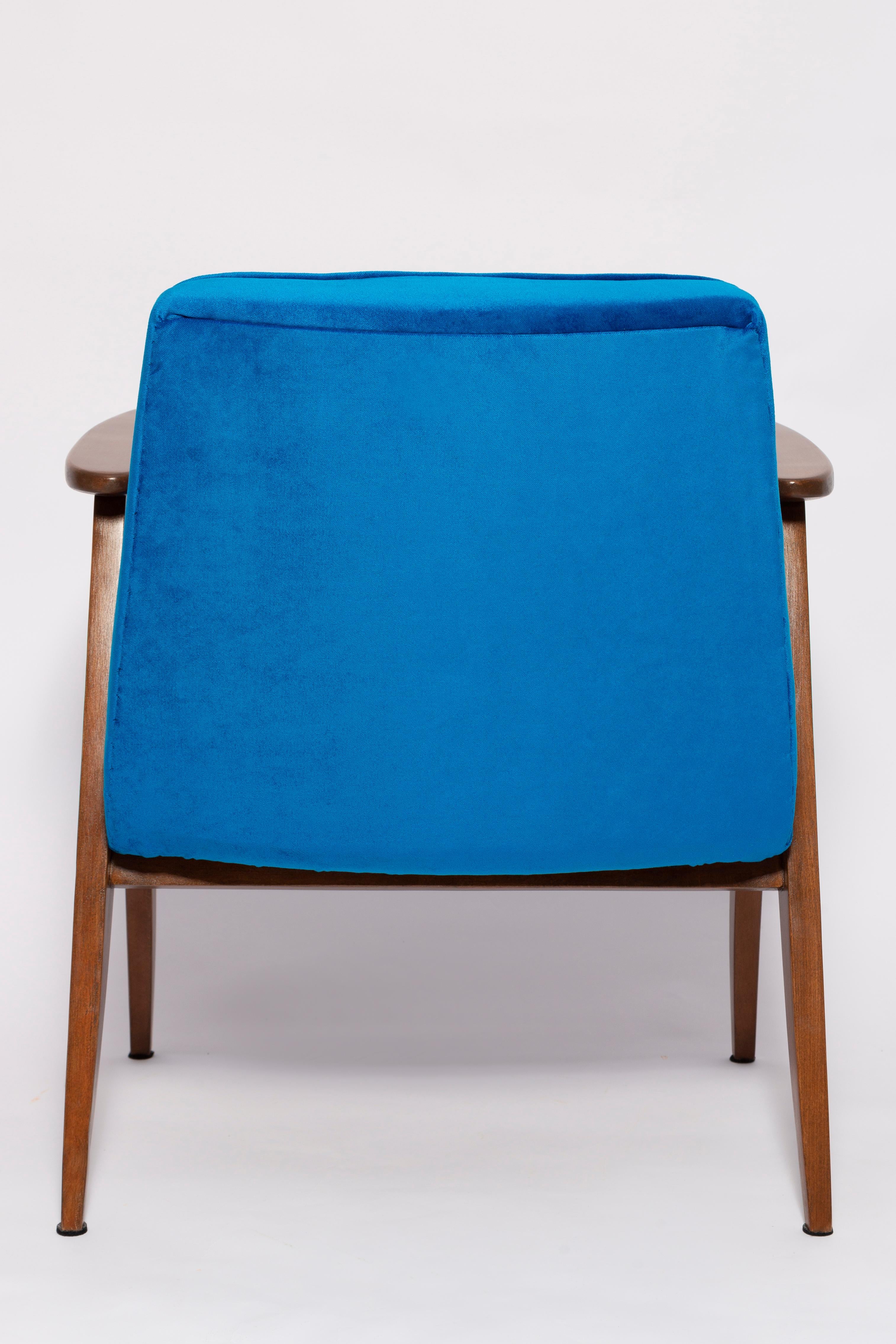 Pair of Mid Century 366 Armchairs in Blue Velvet, Jozef Chierowski, Europe 1960 For Sale 2