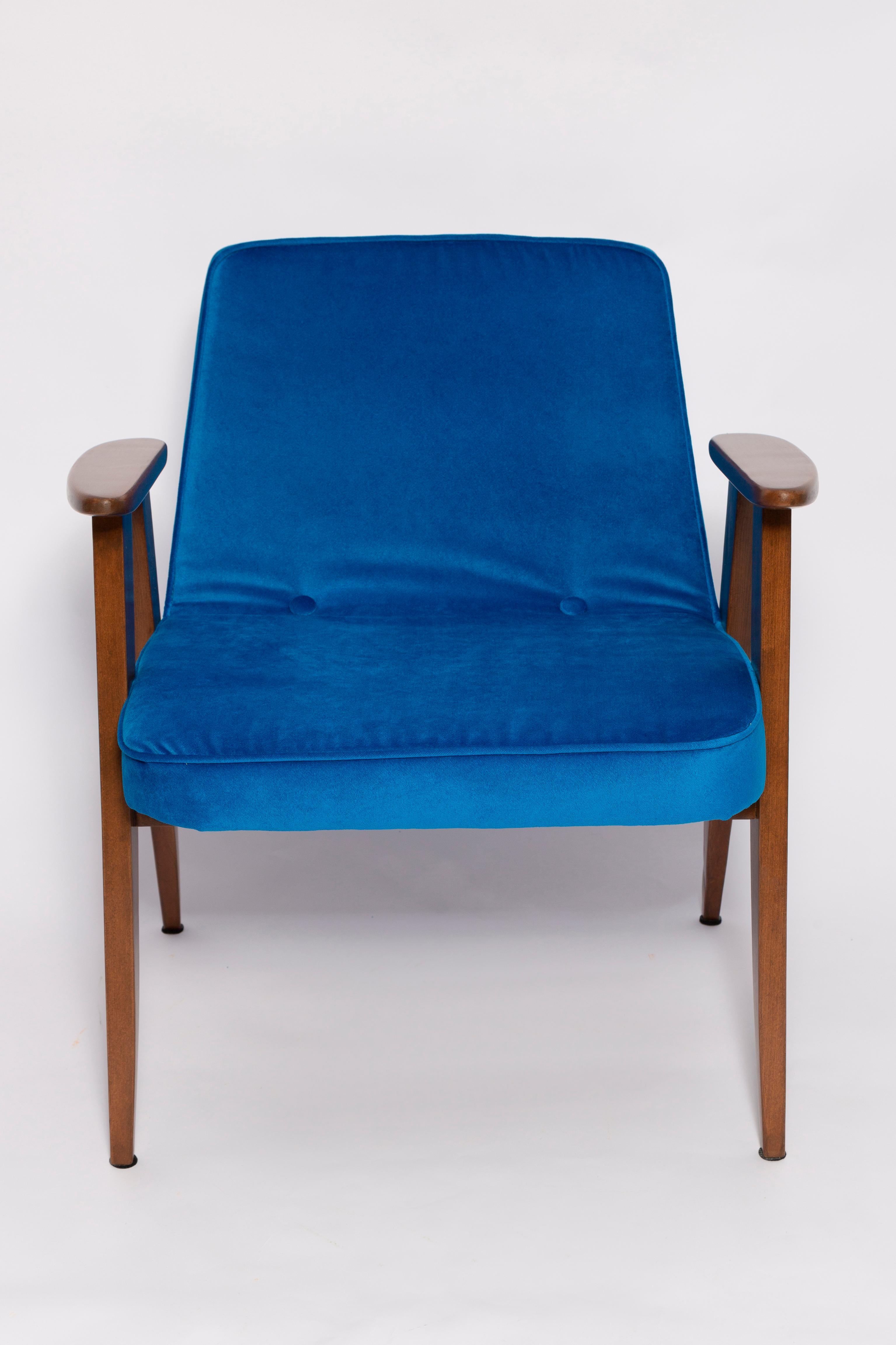 Pair of Mid Century 366 Armchairs in Blue Velvet, Jozef Chierowski, Europe 1960 For Sale 3