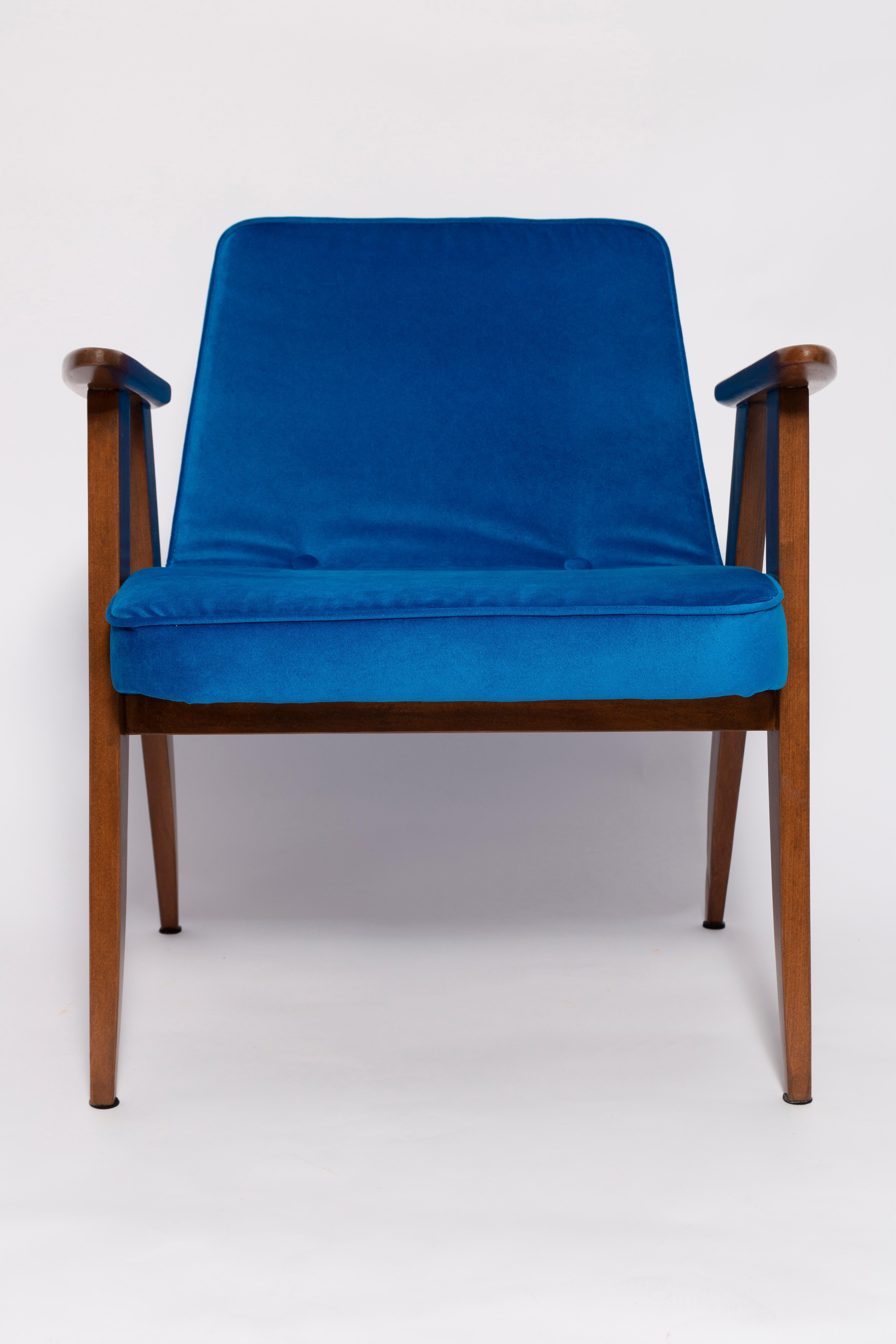 Pair of Mid Century 366 Armchairs in Blue Velvet, Jozef Chierowski, Europe 1960 For Sale 4
