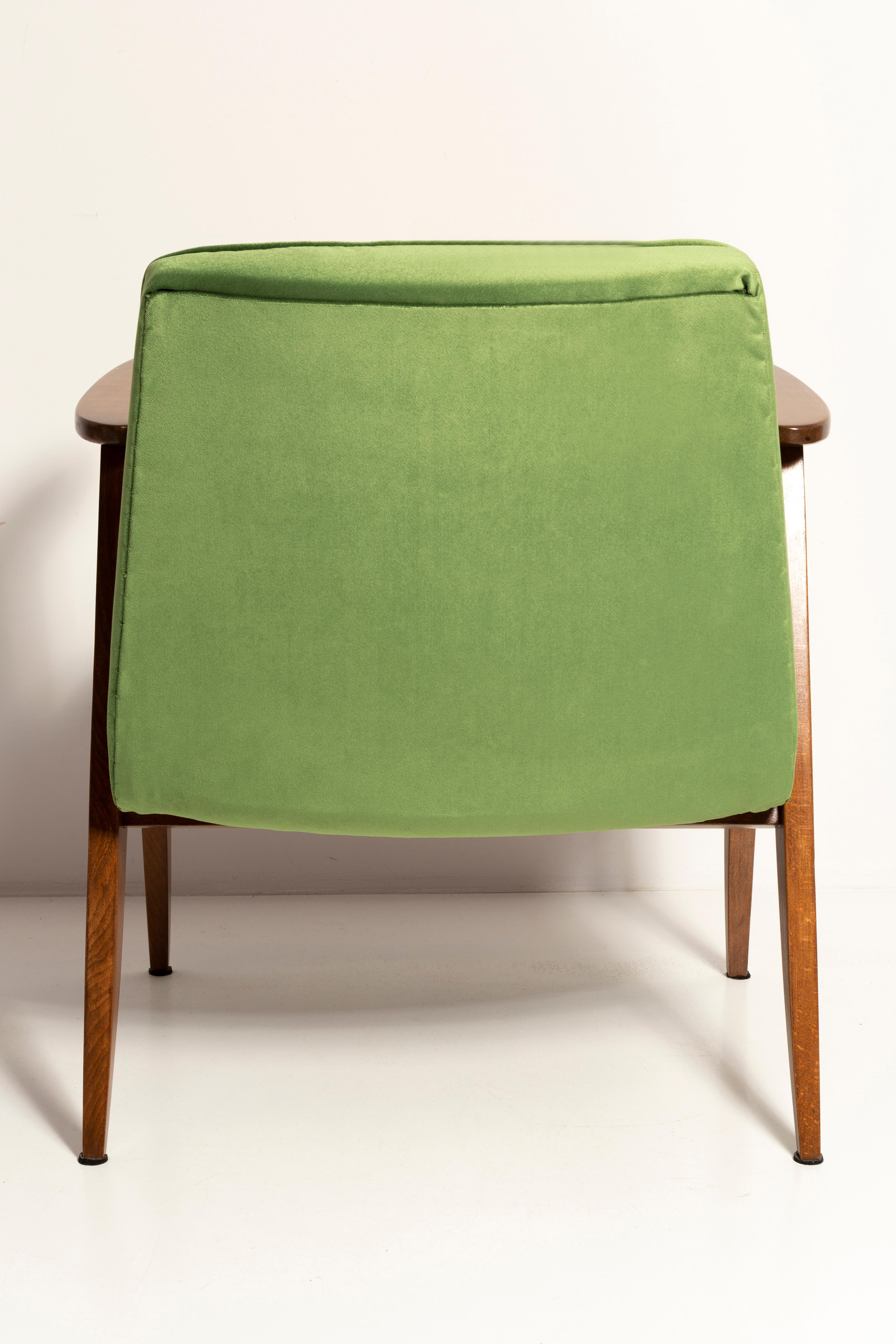 Pair of Mid-Century 366 Armchairs in Green Velvet, Jozef Chierowski, Europe 1960 For Sale 2
