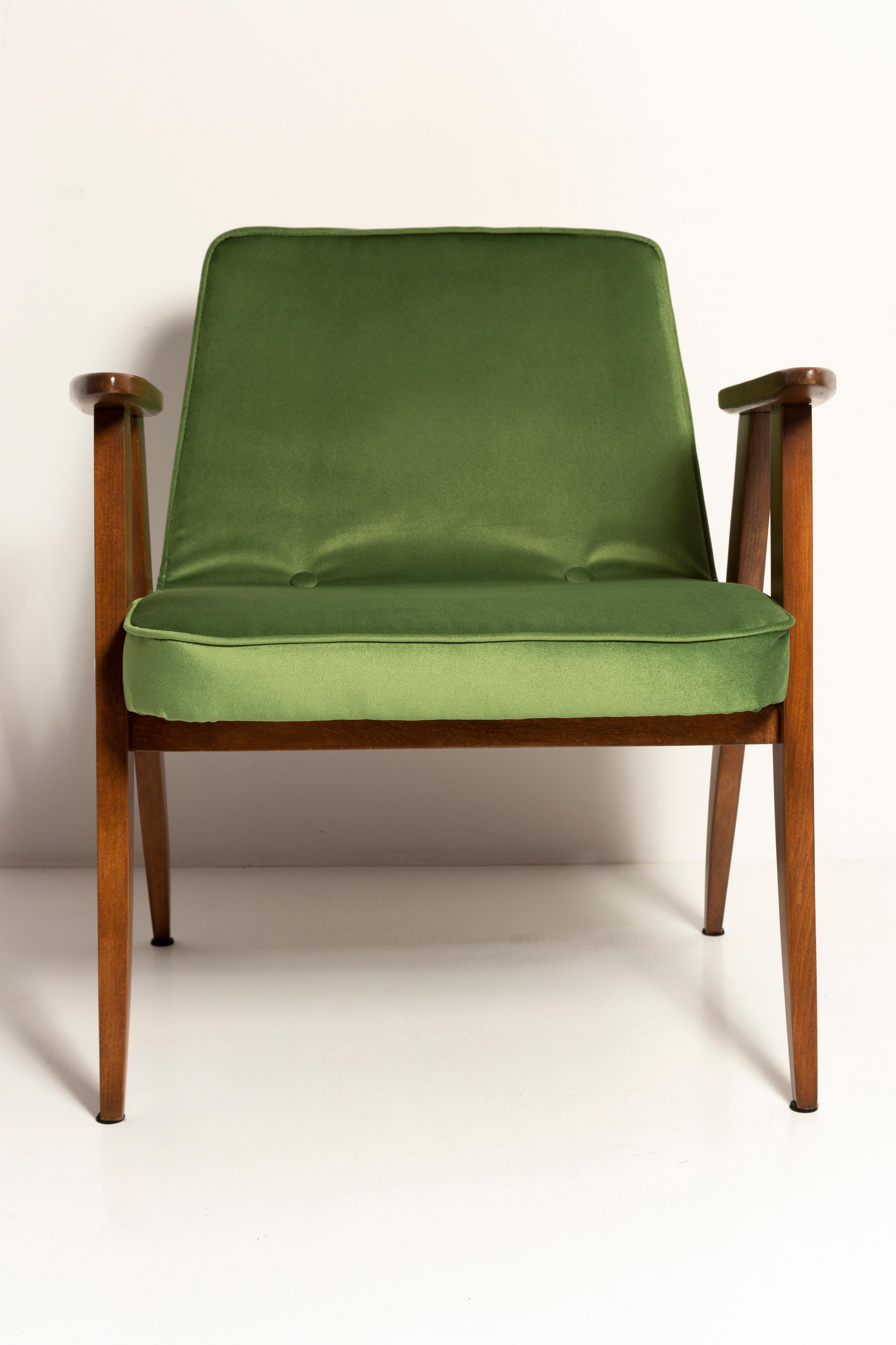 Pair of Mid-Century 366 Armchairs in Green Velvet, Jozef Chierowski, Europe 1960 For Sale 3