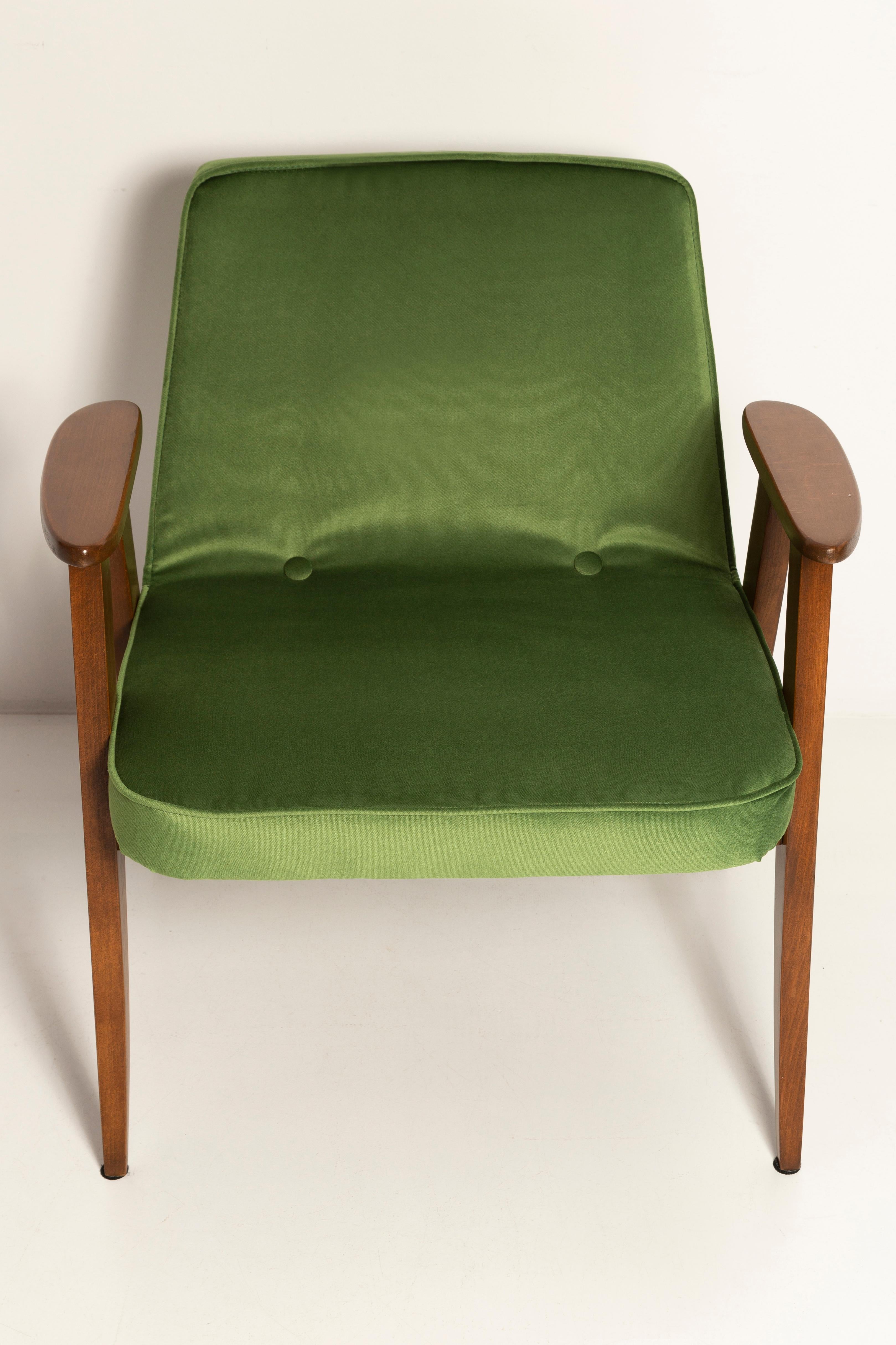 Pair of Mid-Century 366 Armchairs in Green Velvet, Jozef Chierowski, Europe 1960 For Sale 4