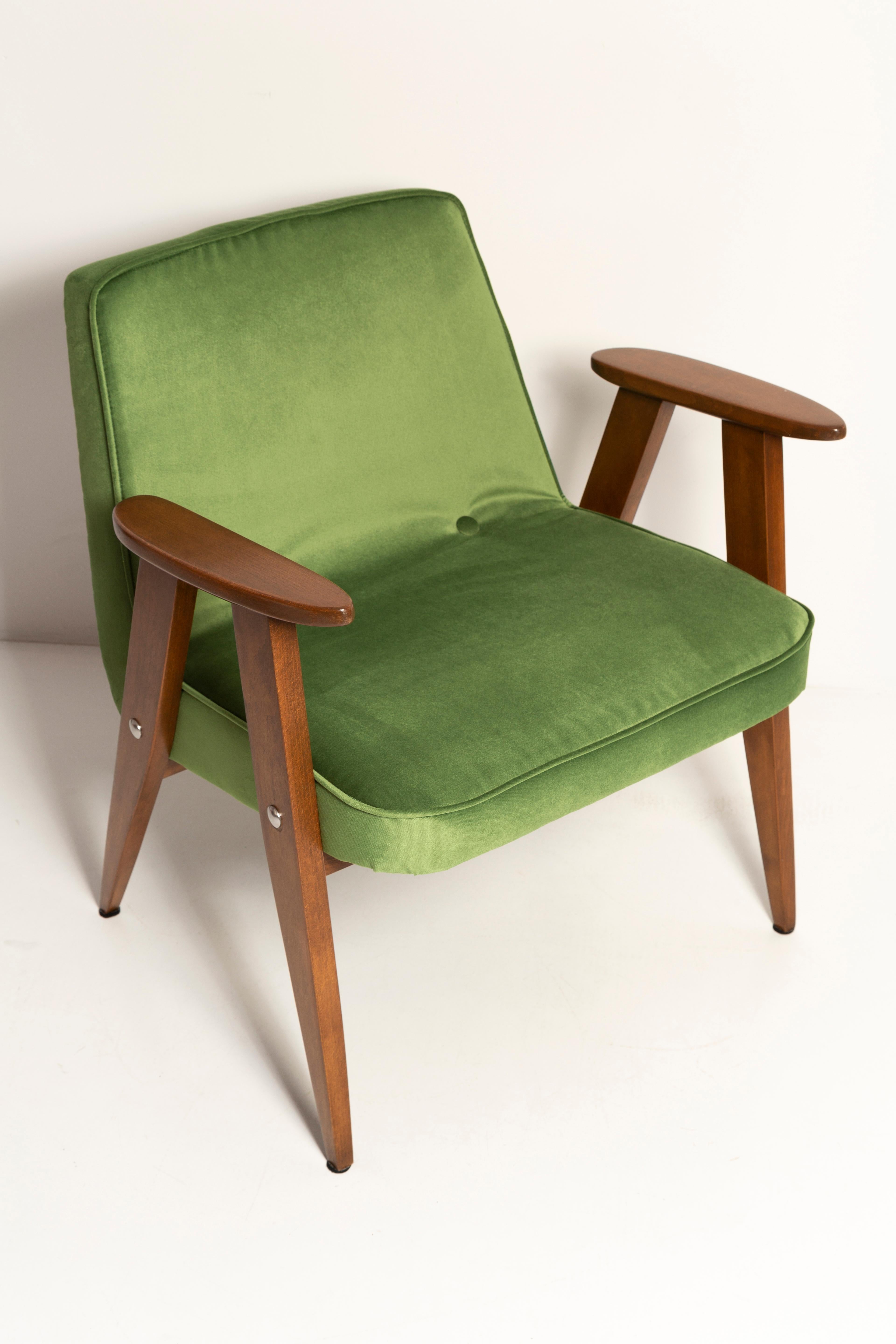 Mid-Century Modern Pair of Mid-Century 366 Armchairs in Green Velvet, Jozef Chierowski, Europe 1960 For Sale