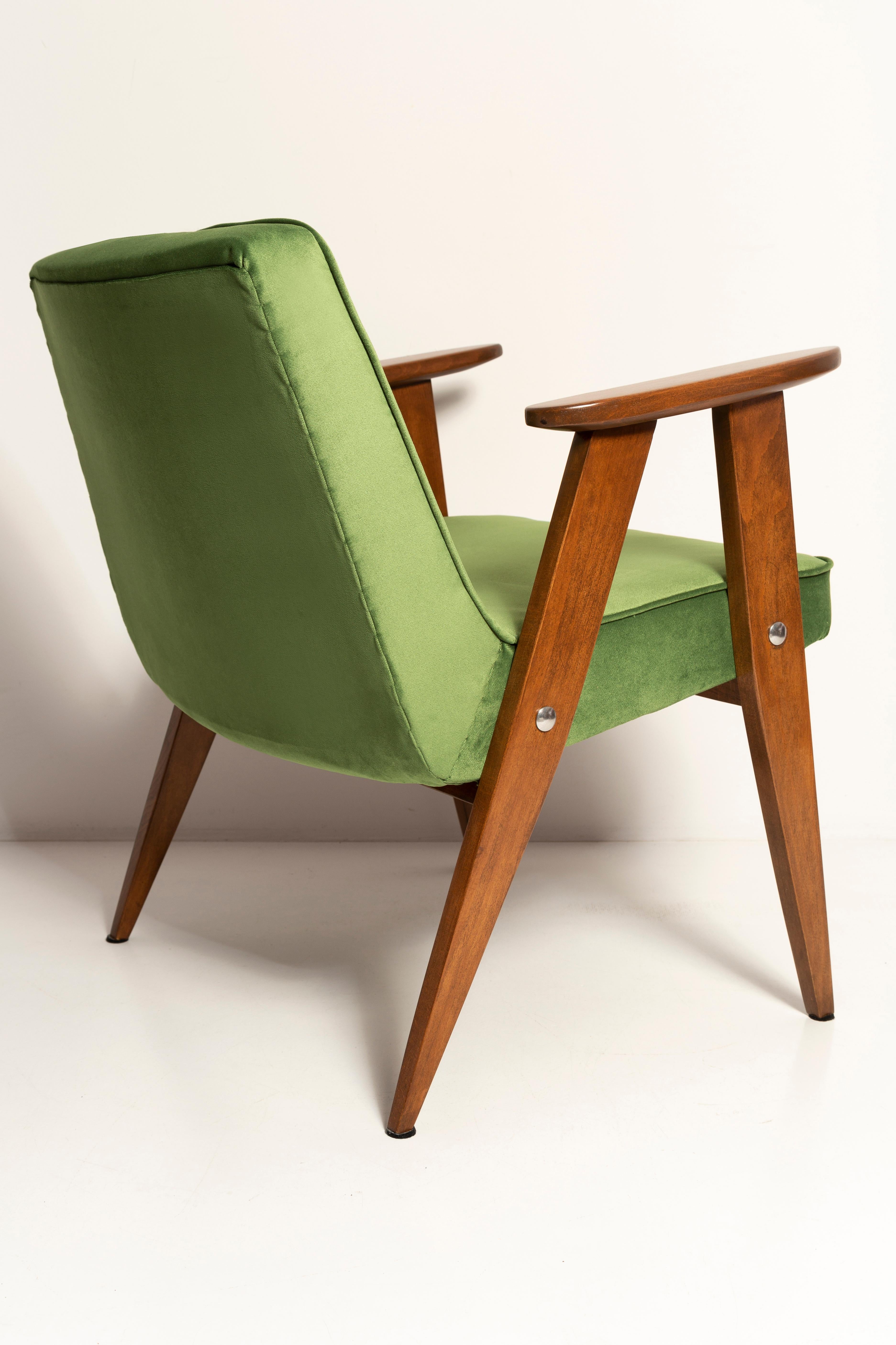 Textile Pair of Mid-Century 366 Armchairs in Green Velvet, Jozef Chierowski, Europe 1960 For Sale