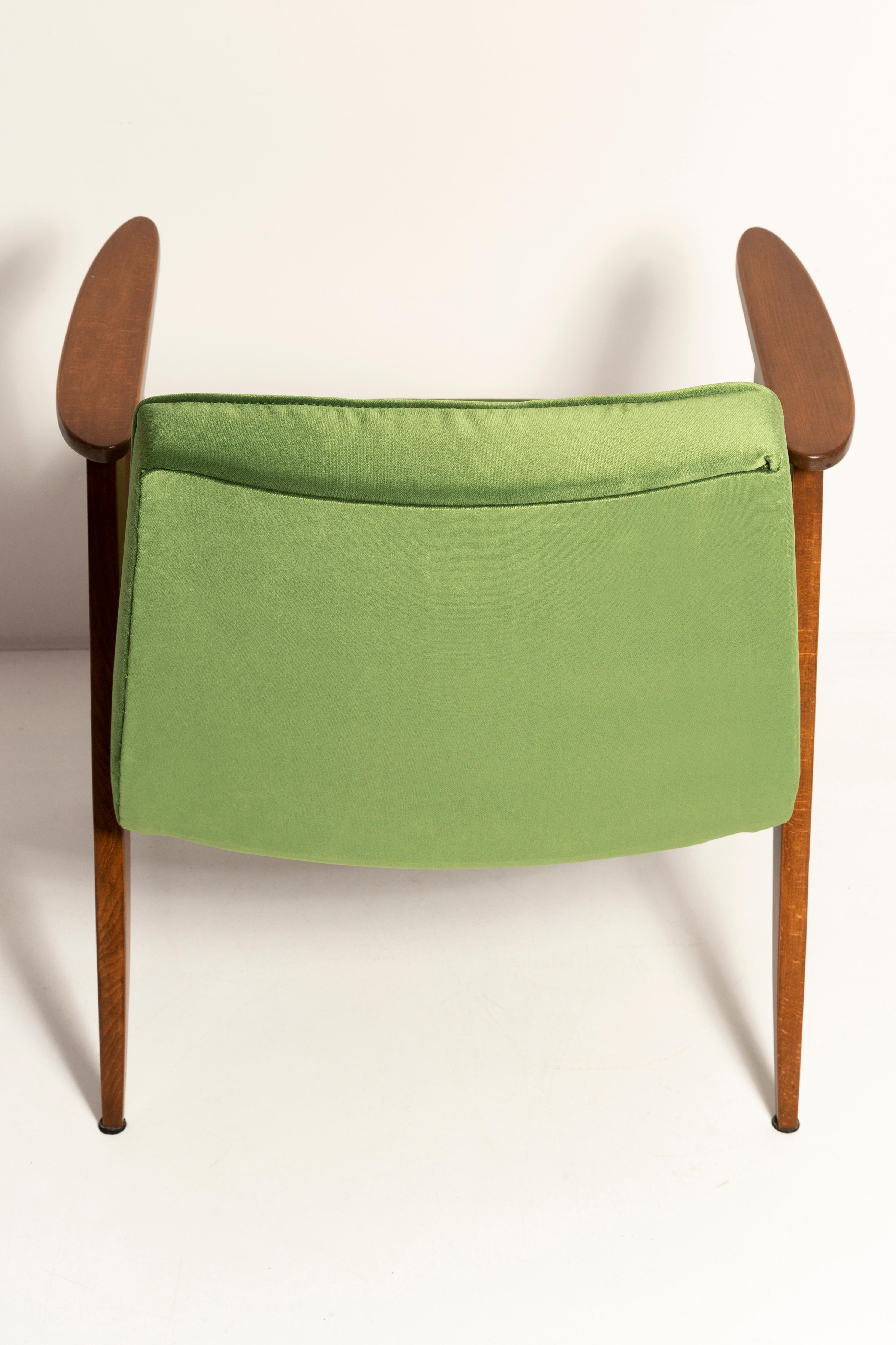 Pair of Mid-Century 366 Armchairs in Green Velvet, Jozef Chierowski, Europe 1960 For Sale 1