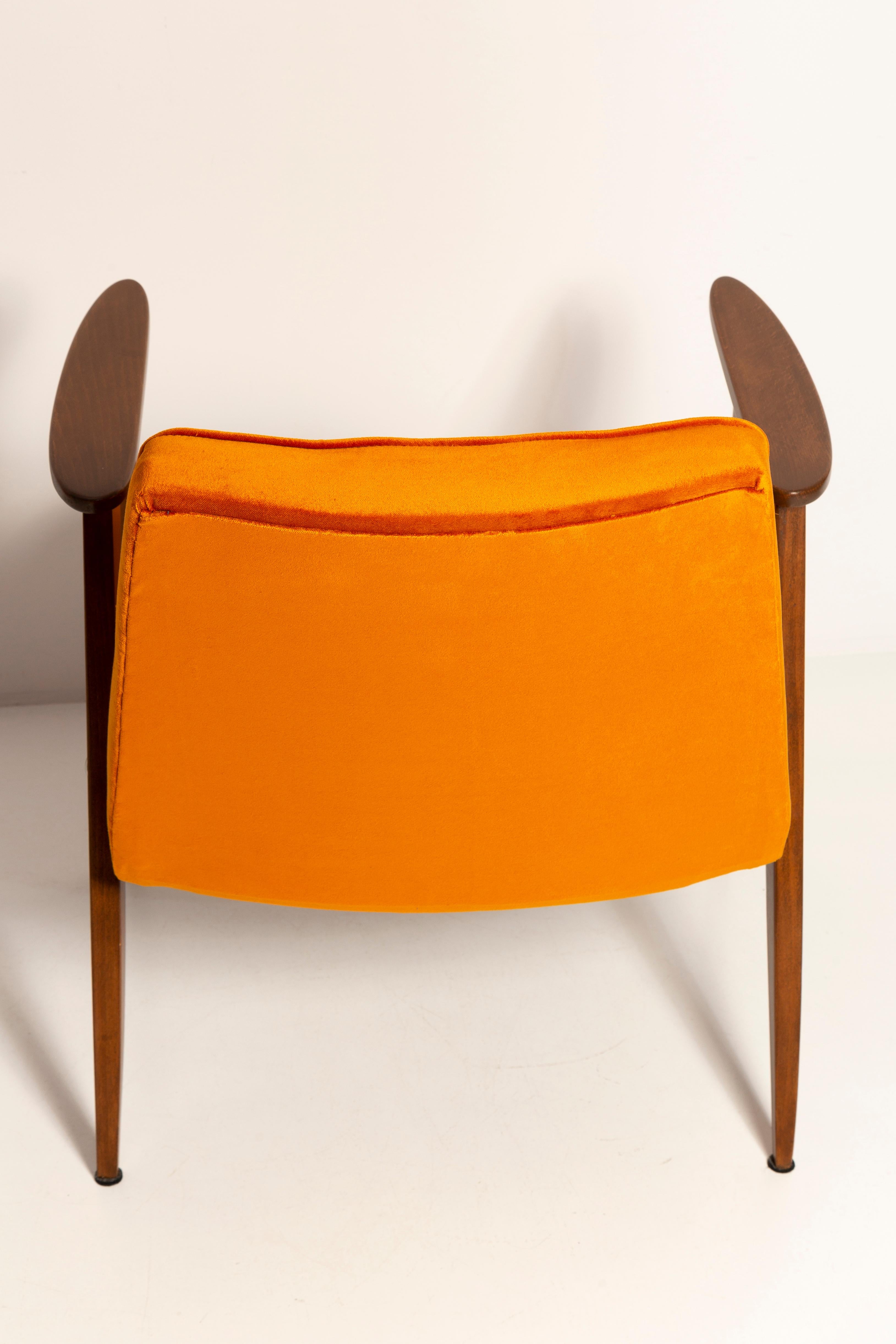 Ein Paar Sessel aus der Mitte des Jahrhunderts 366 aus orangefarbenem Samt,Jozef Chierowski, Europa 1960 im Angebot 2
