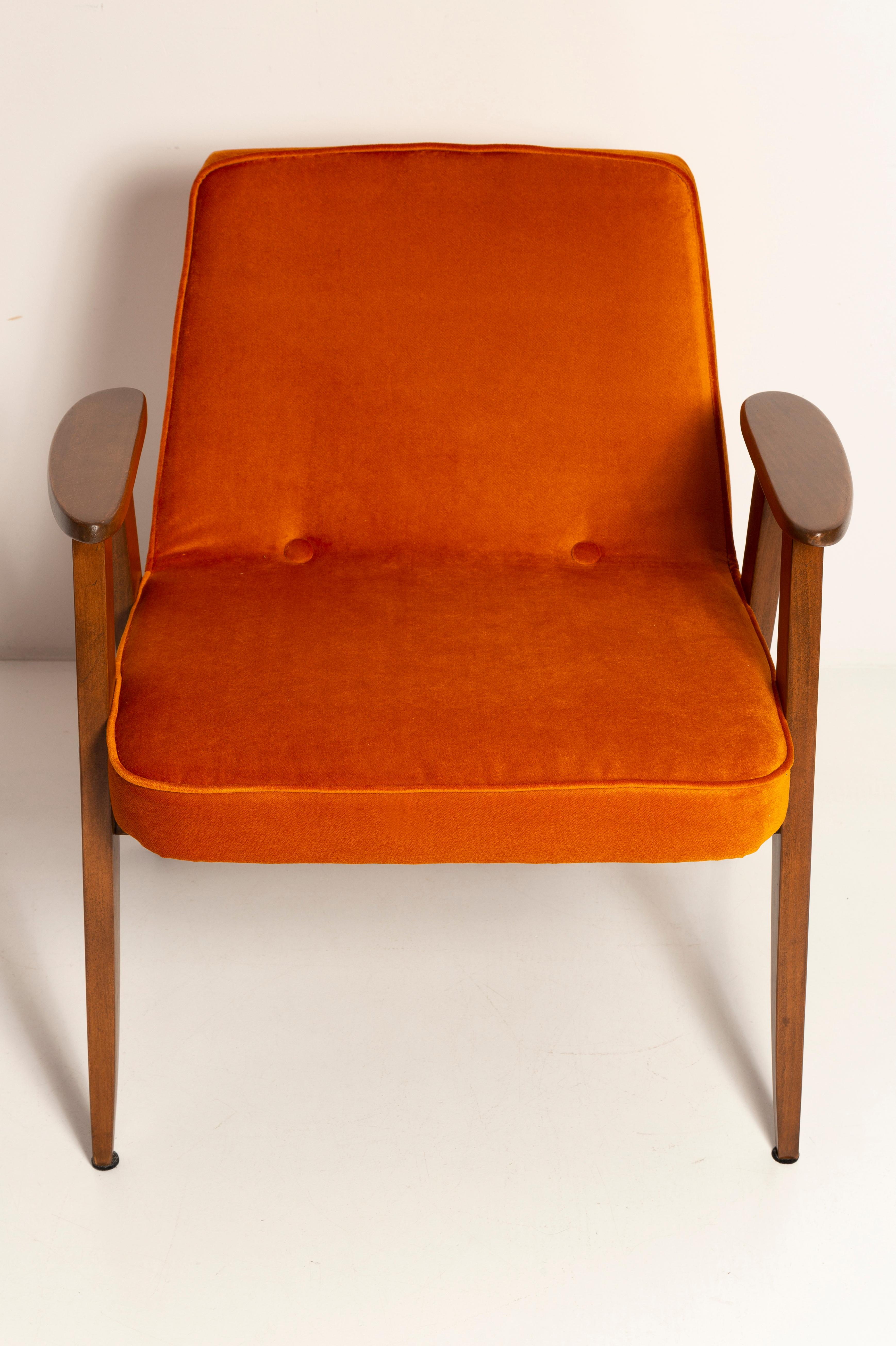 Ein Paar Sessel aus der Mitte des Jahrhunderts 366 aus orangefarbenem Samt,Jozef Chierowski, Europa 1960 im Angebot 3