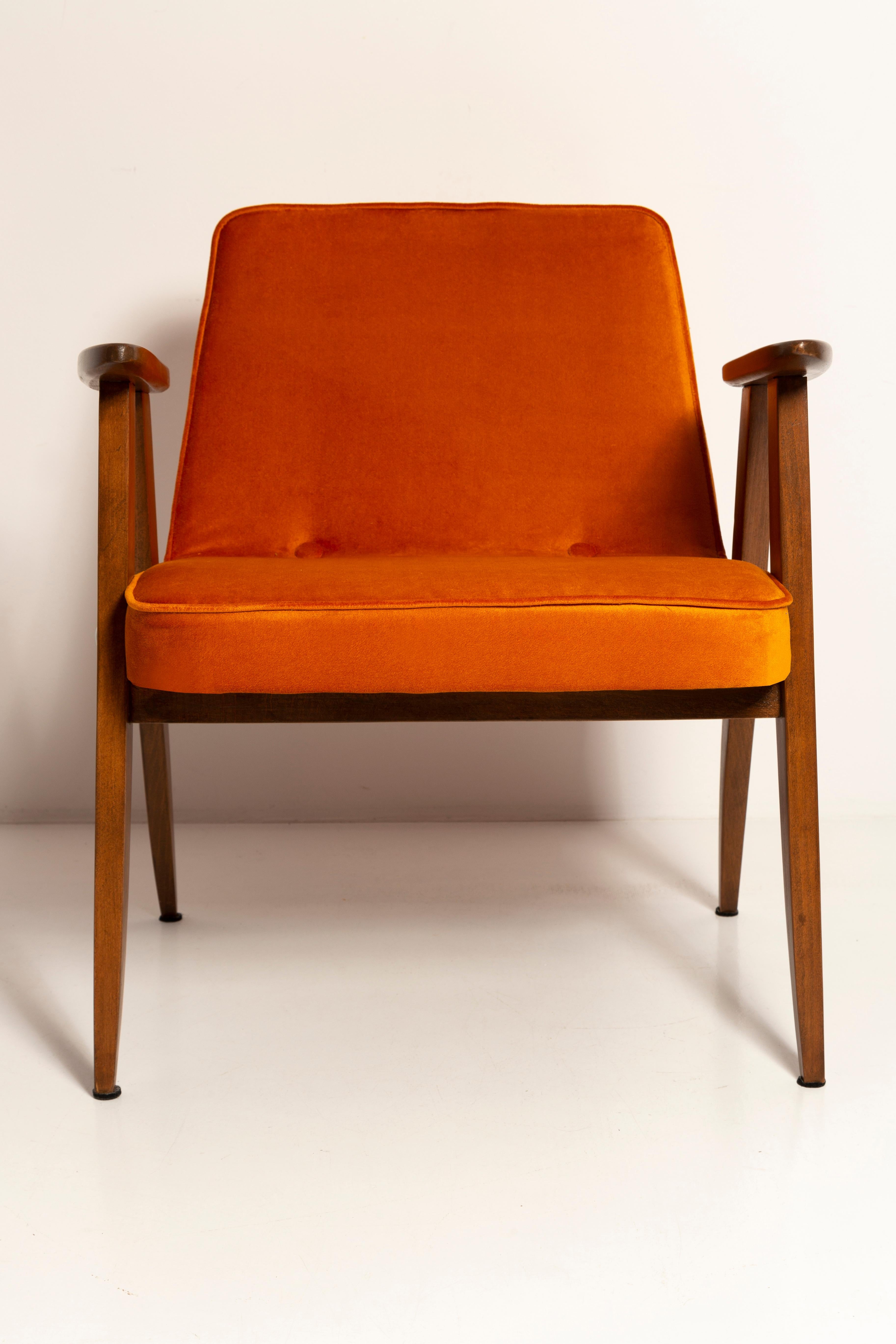 Pair of Mid Century 366 Armchairs in Orange Velvet, Jozef Chierowski, Europe 1960 For Sale 4