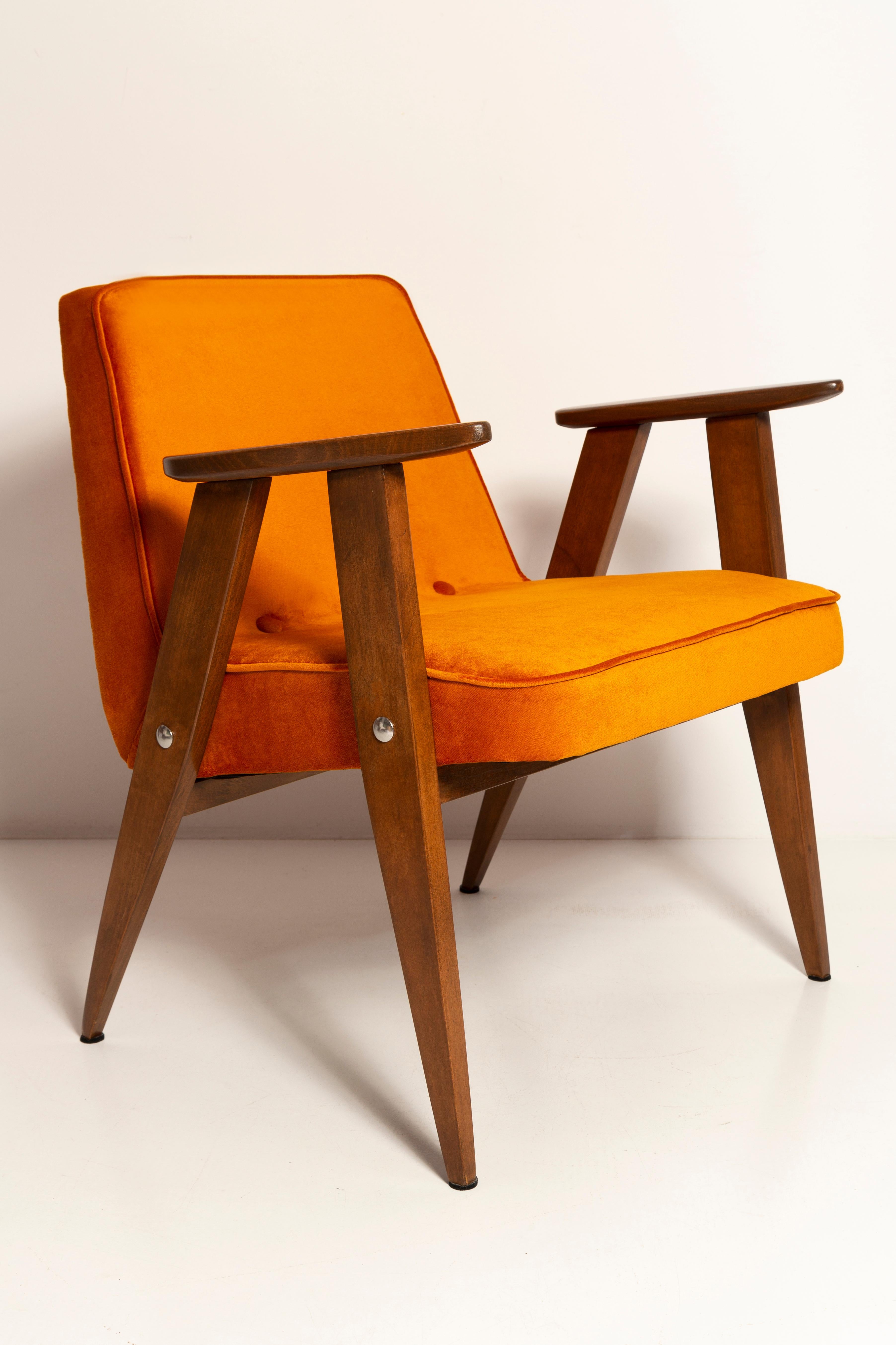 Mid-Century Modern Pair of Mid Century 366 Armchairs in Orange Velvet, Jozef Chierowski, Europe 1960 For Sale