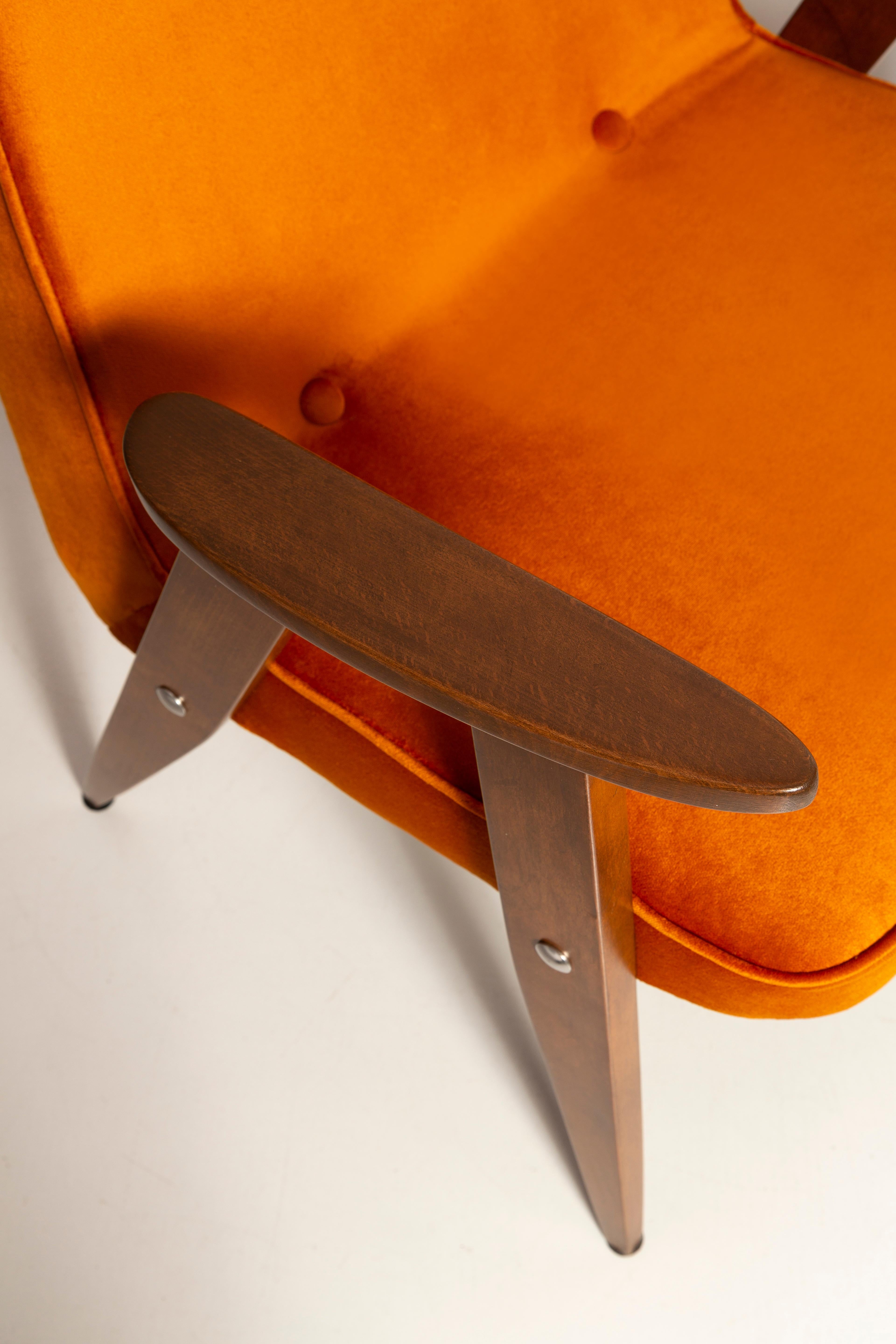 Ein Paar Sessel aus der Mitte des Jahrhunderts 366 aus orangefarbenem Samt,Jozef Chierowski, Europa 1960 (Polnisch) im Angebot