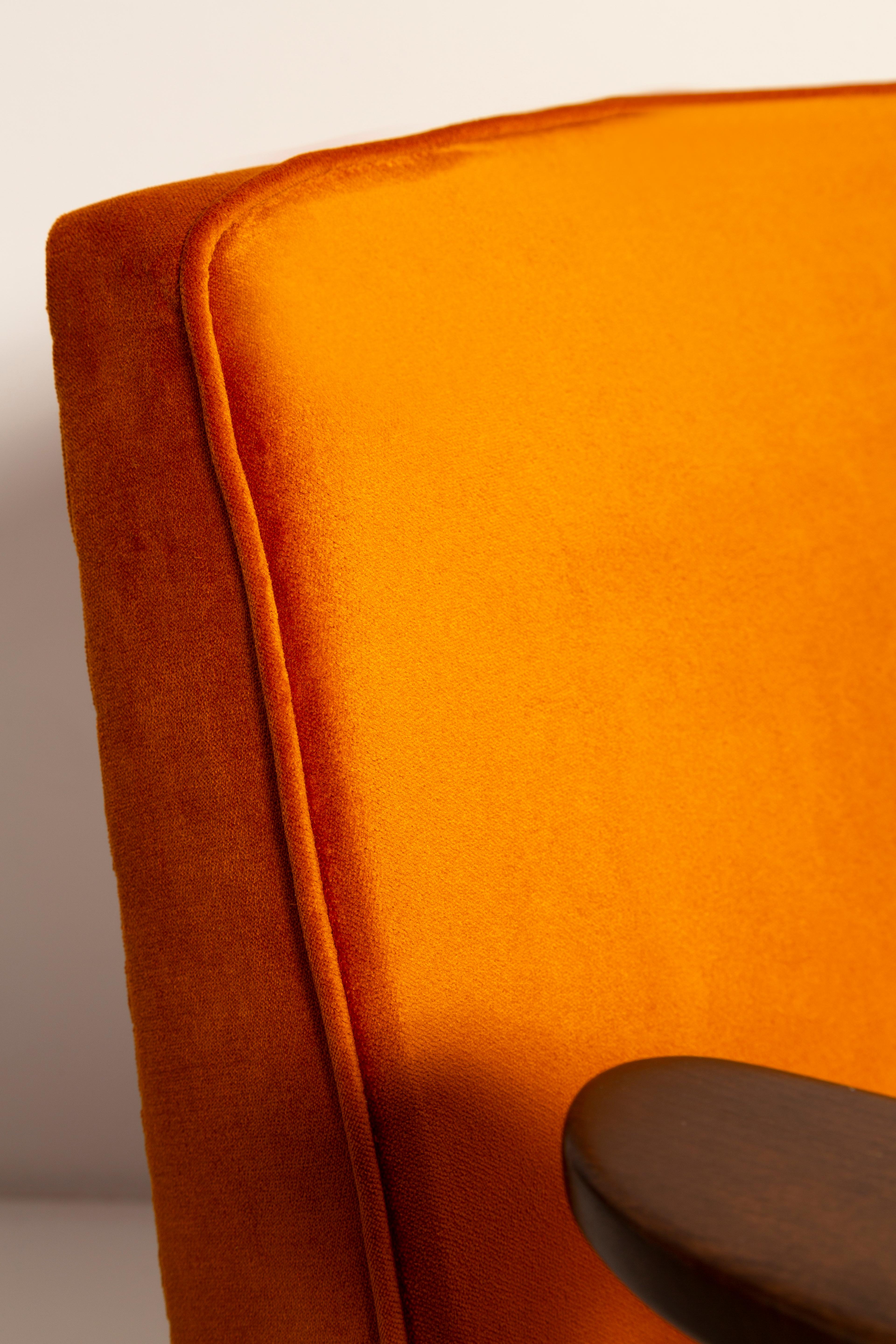 Hand-Crafted Pair of Mid Century 366 Armchairs in Orange Velvet, Jozef Chierowski, Europe 1960 For Sale