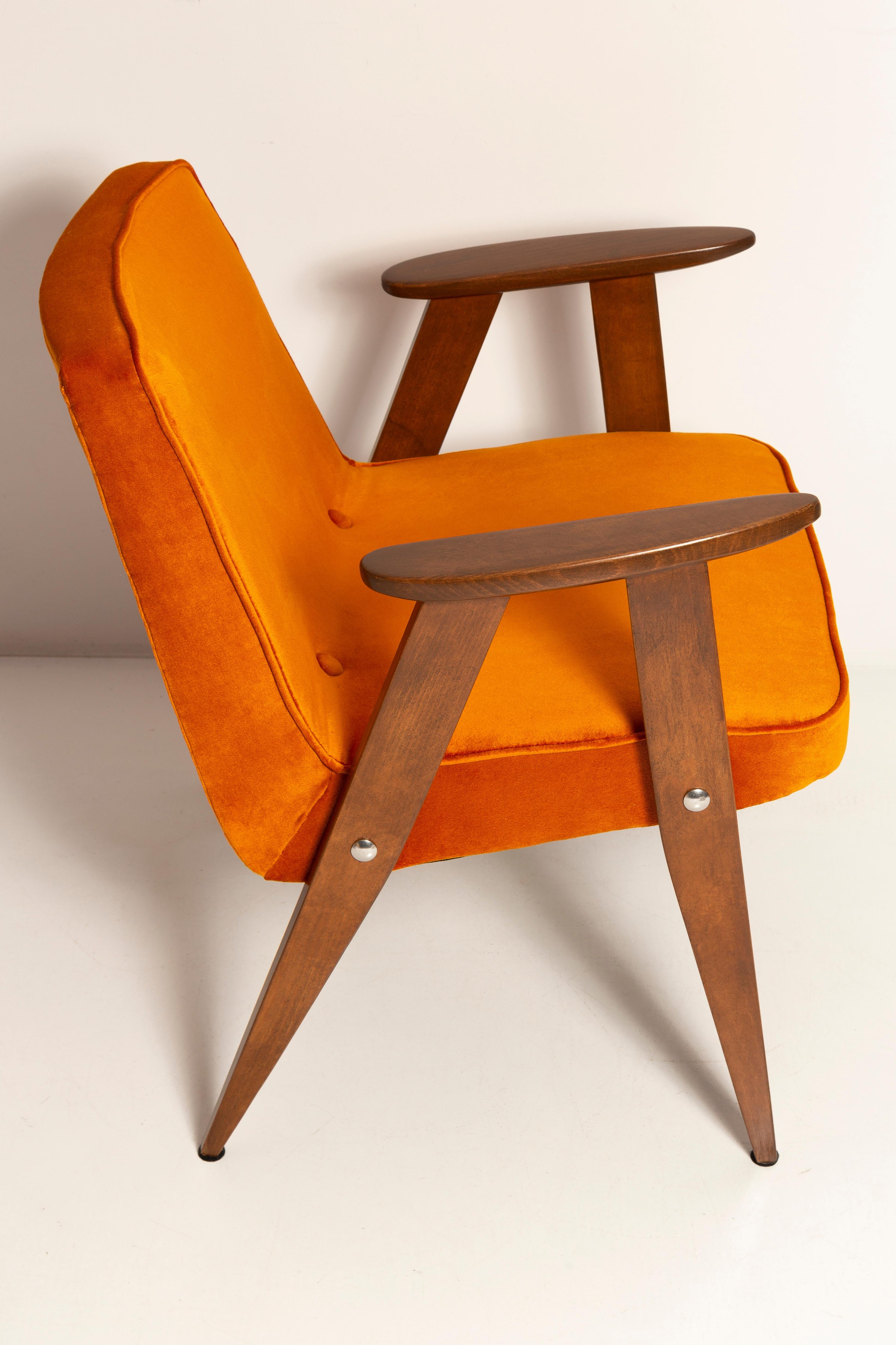Ein Paar Sessel aus der Mitte des Jahrhunderts 366 aus orangefarbenem Samt,Jozef Chierowski, Europa 1960 (20. Jahrhundert) im Angebot