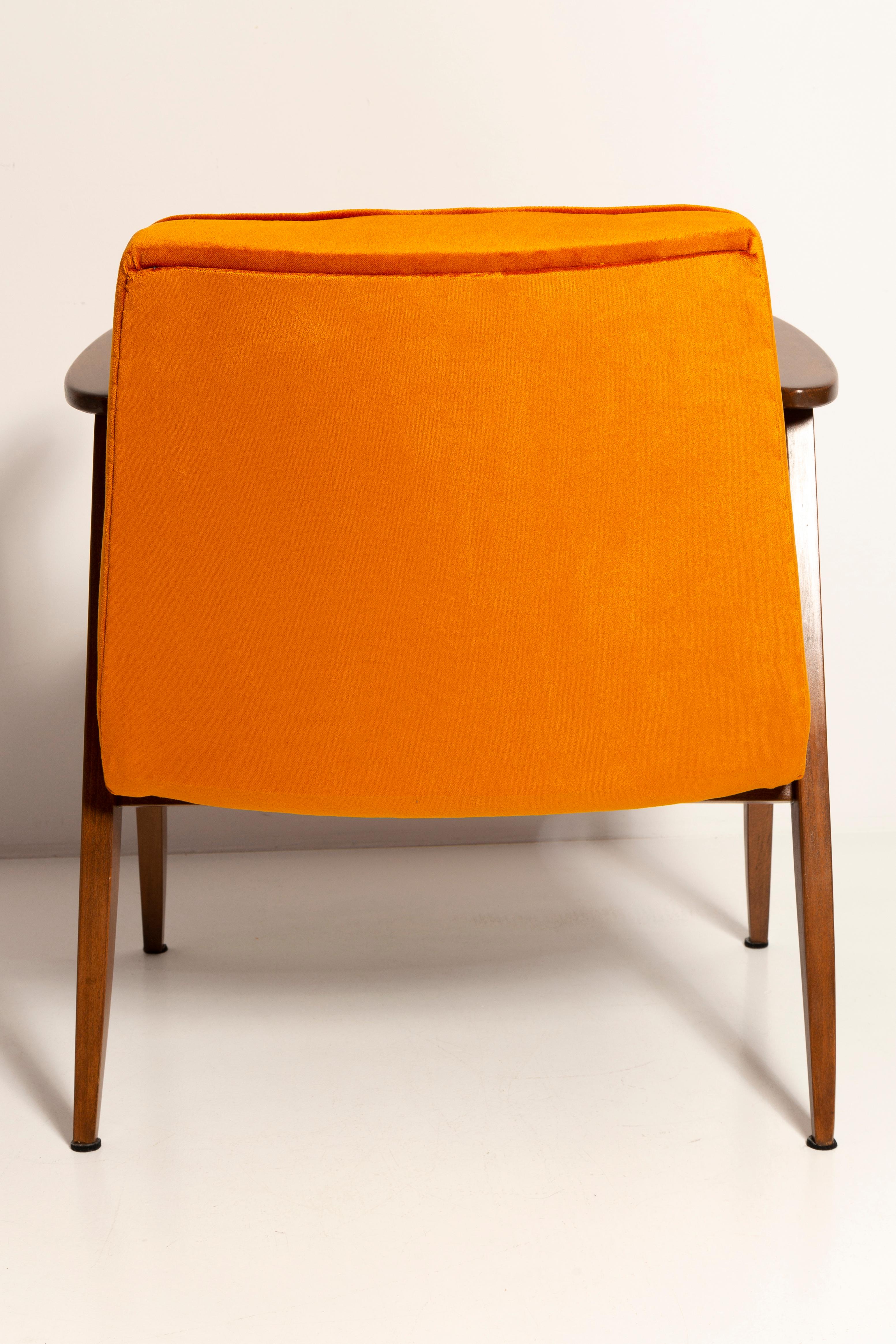 Pair of Mid Century 366 Armchairs in Orange Velvet, Jozef Chierowski, Europe 1960 For Sale 1