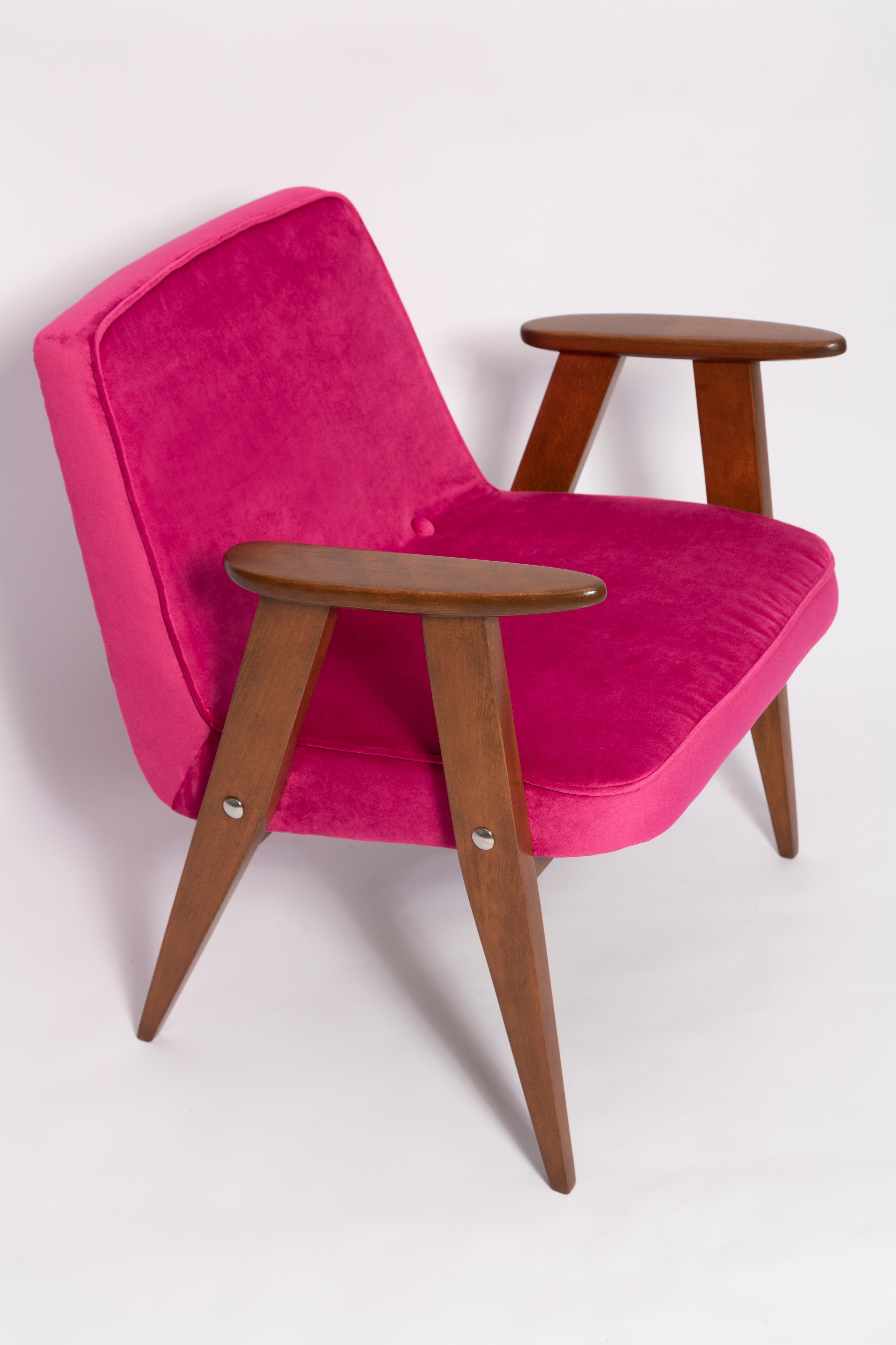 Mid-Century Modern Pair of Mid Century 366 Armchairs in Pink Velvet, Jozef Chierowski, Europe 1960 For Sale