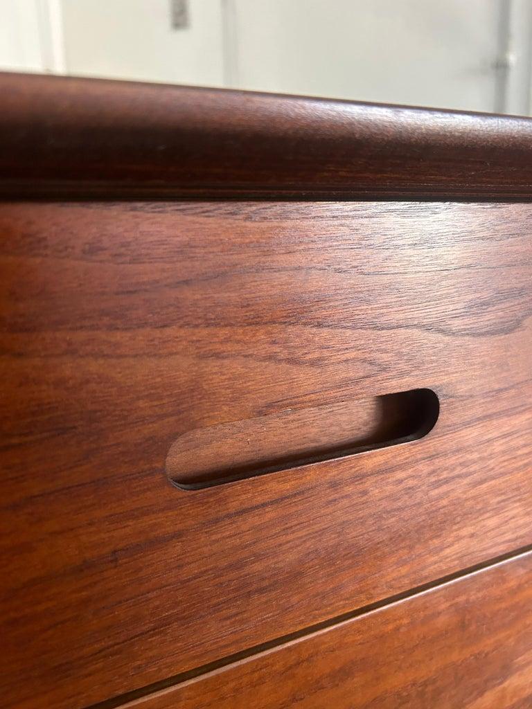 Coppia di comò in noce a 4 cassetti della metà del secolo scorso, opera di fonditori in vendita 2