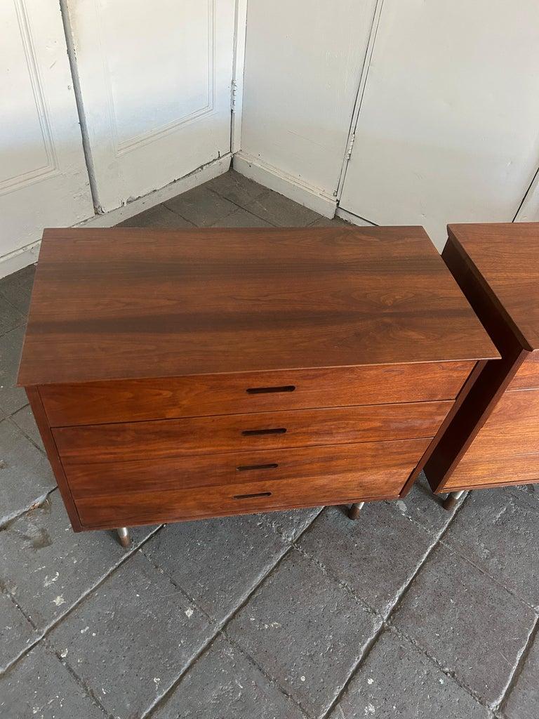 Mid-Century moderno Coppia di comò in noce a 4 cassetti della metà del secolo scorso, opera di fonditori in vendita
