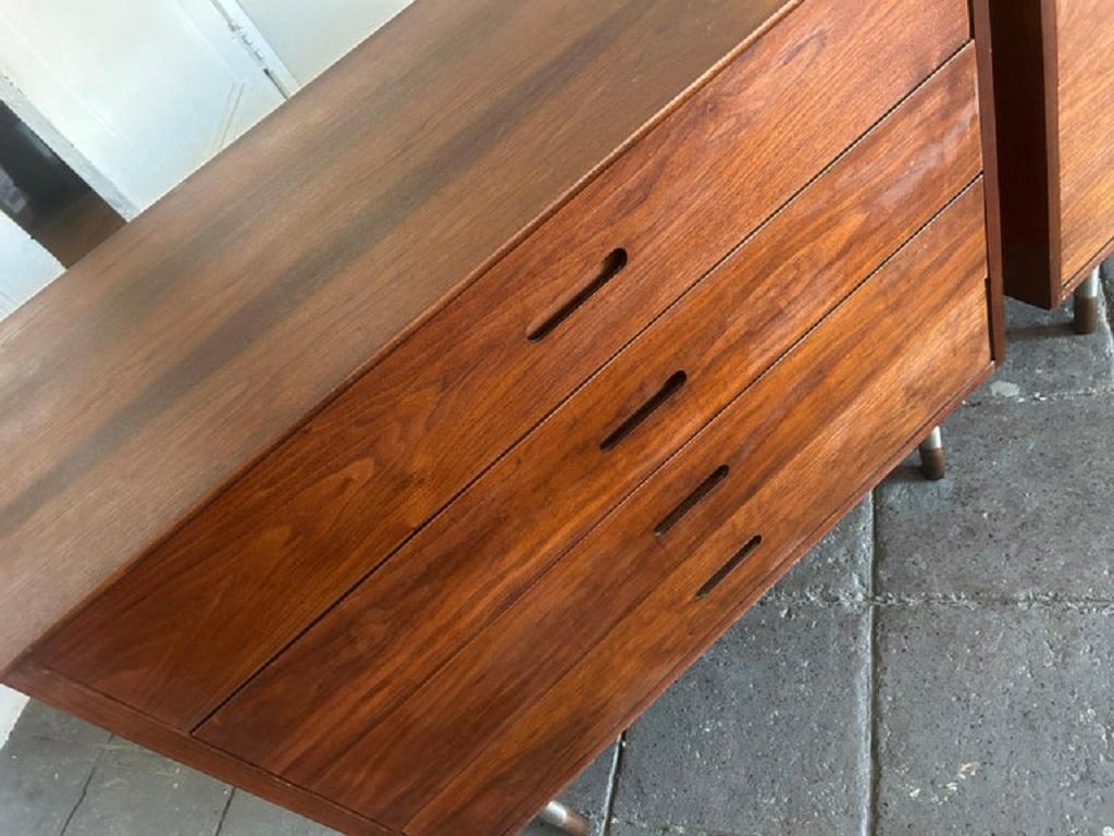Americano Coppia di comò in noce a 4 cassetti della metà del secolo scorso, opera di fonditori in vendita