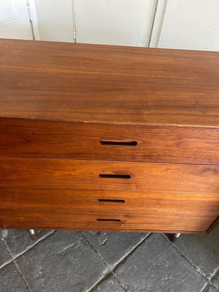Falegnameria Coppia di comò in noce a 4 cassetti della metà del secolo scorso, opera di fonditori in vendita