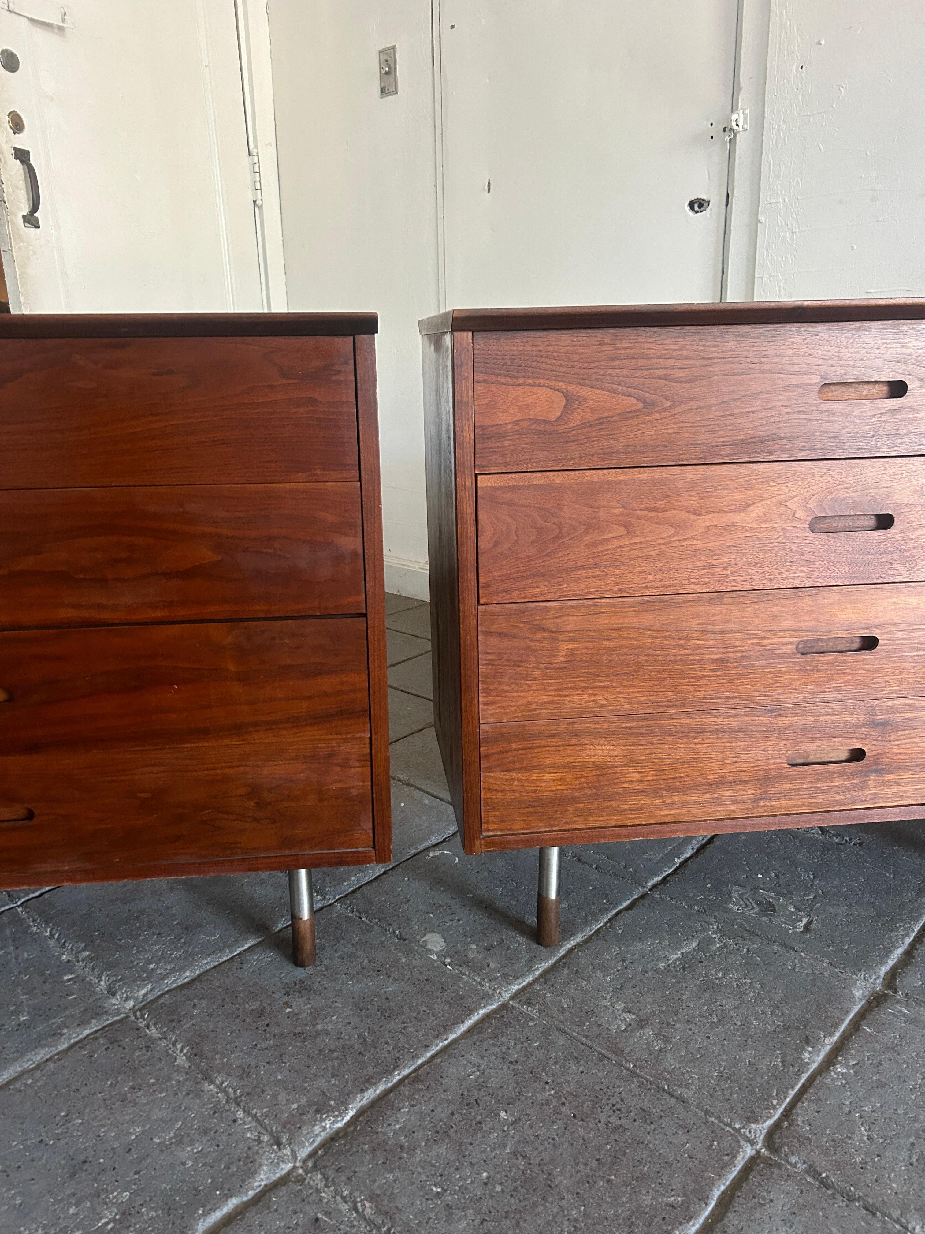 Pair of mid century 4 drawer walnut dressers by founders In Good Condition For Sale In BROOKLYN, NY