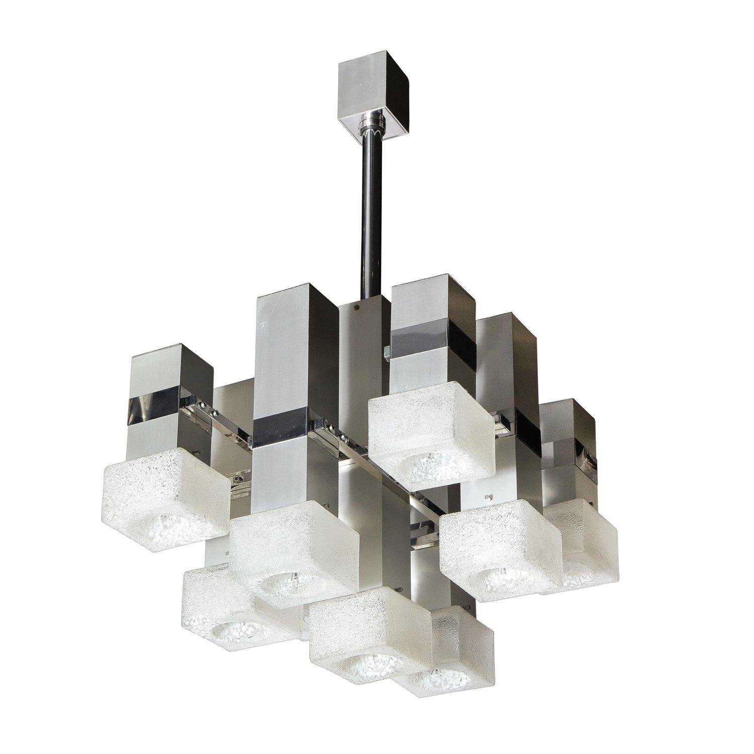 Questa splendida coppia di lampadari Mid Century Modern è stata realizzata dal famoso designer del XX secolo, Gaetano Sciolari, in Italia intorno al 1970. Offrono un raggruppamento di sedici corpi cubici volumetrici rettangolari in cromo spazzolato