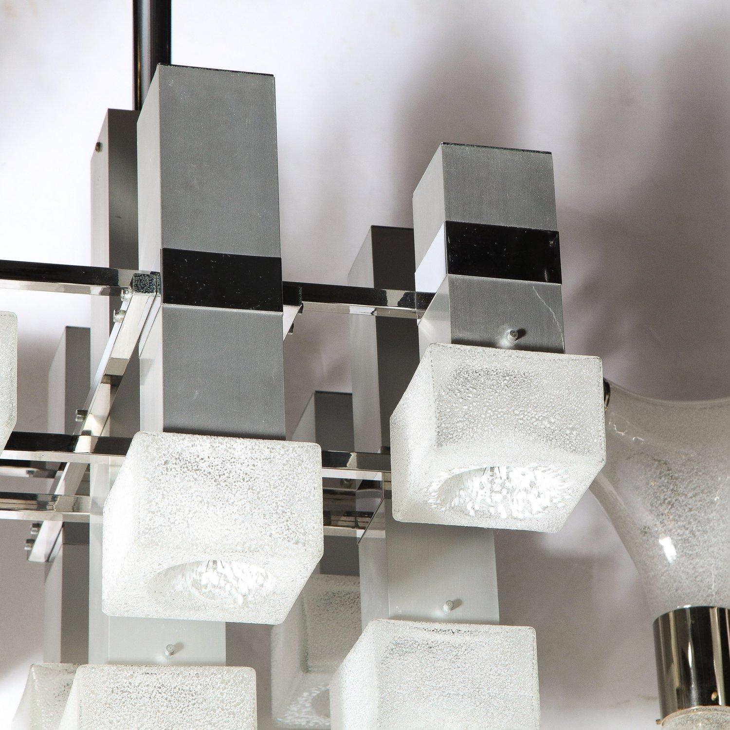 Vetro di Murano Coppia di lampadari di metà secolo a 8 bracci in cromo e vetro di Murano screziato di Sciolari in vendita
