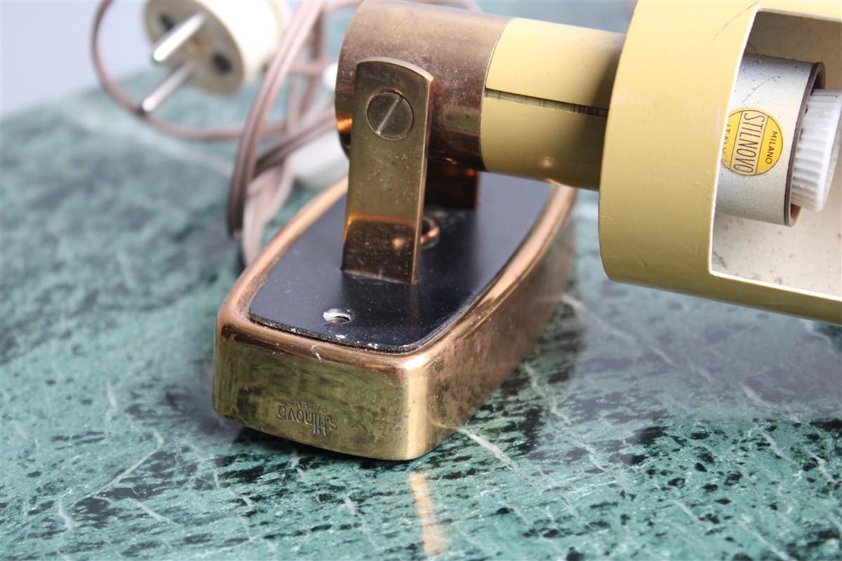 Verstellbare Stilnovo Nachttisch-Wandleuchten in gelb lackiert, Mid-Century, Paar (Metall) im Angebot