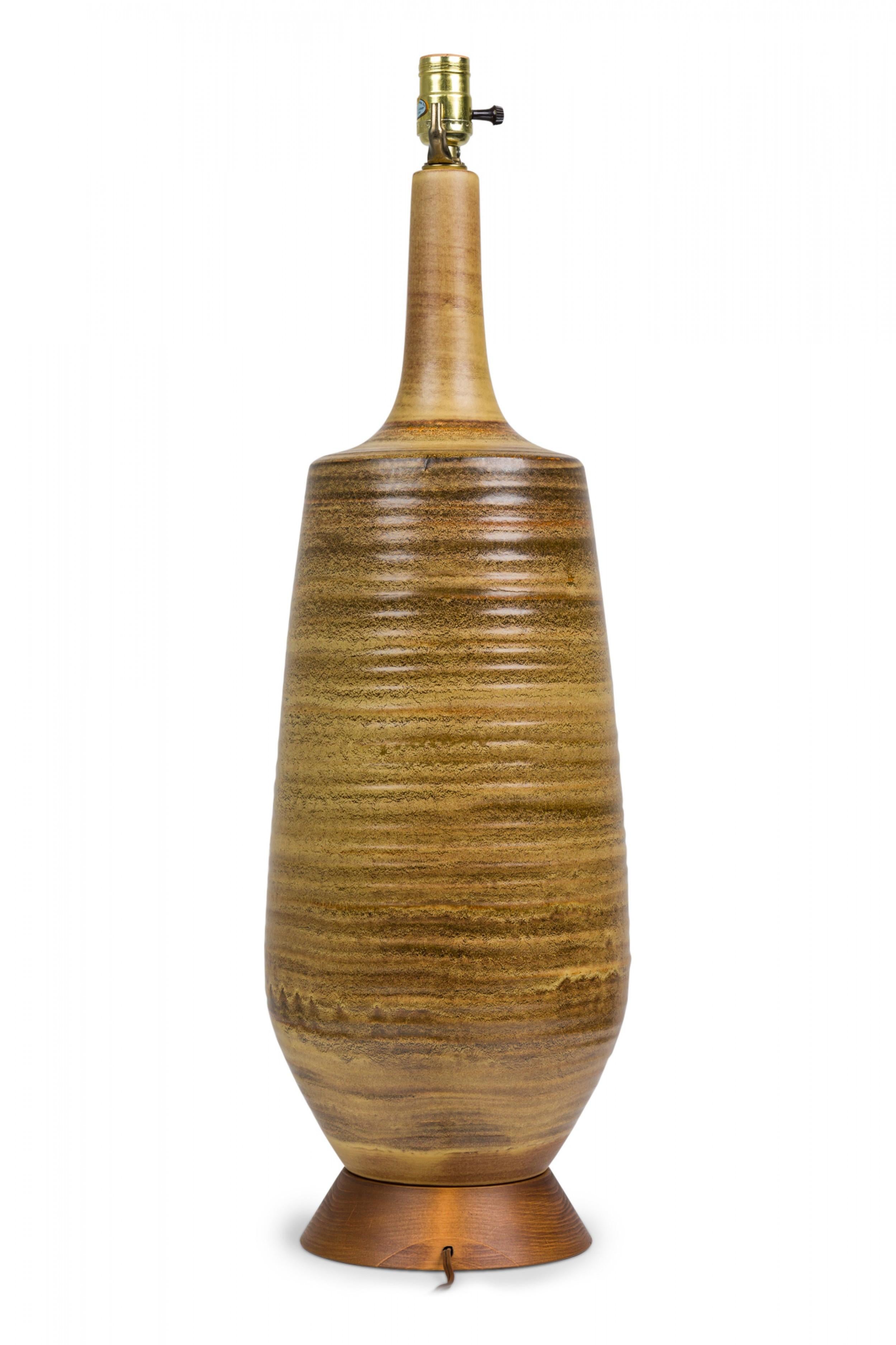 Paar amerikanische Keramik-Tischlampen „Earth Glaze“ auf Holzsockeln aus der Mitte des Jahrhunderts im Angebot 4