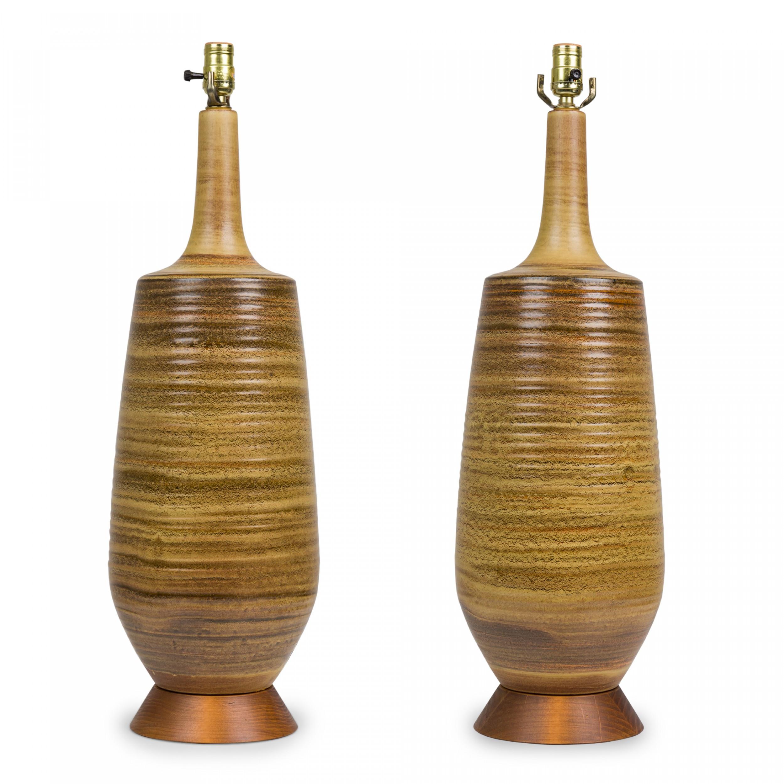 Paar amerikanische Keramik-Tischlampen „Earth Glaze“ auf Holzsockeln aus der Mitte des Jahrhunderts im Angebot 5