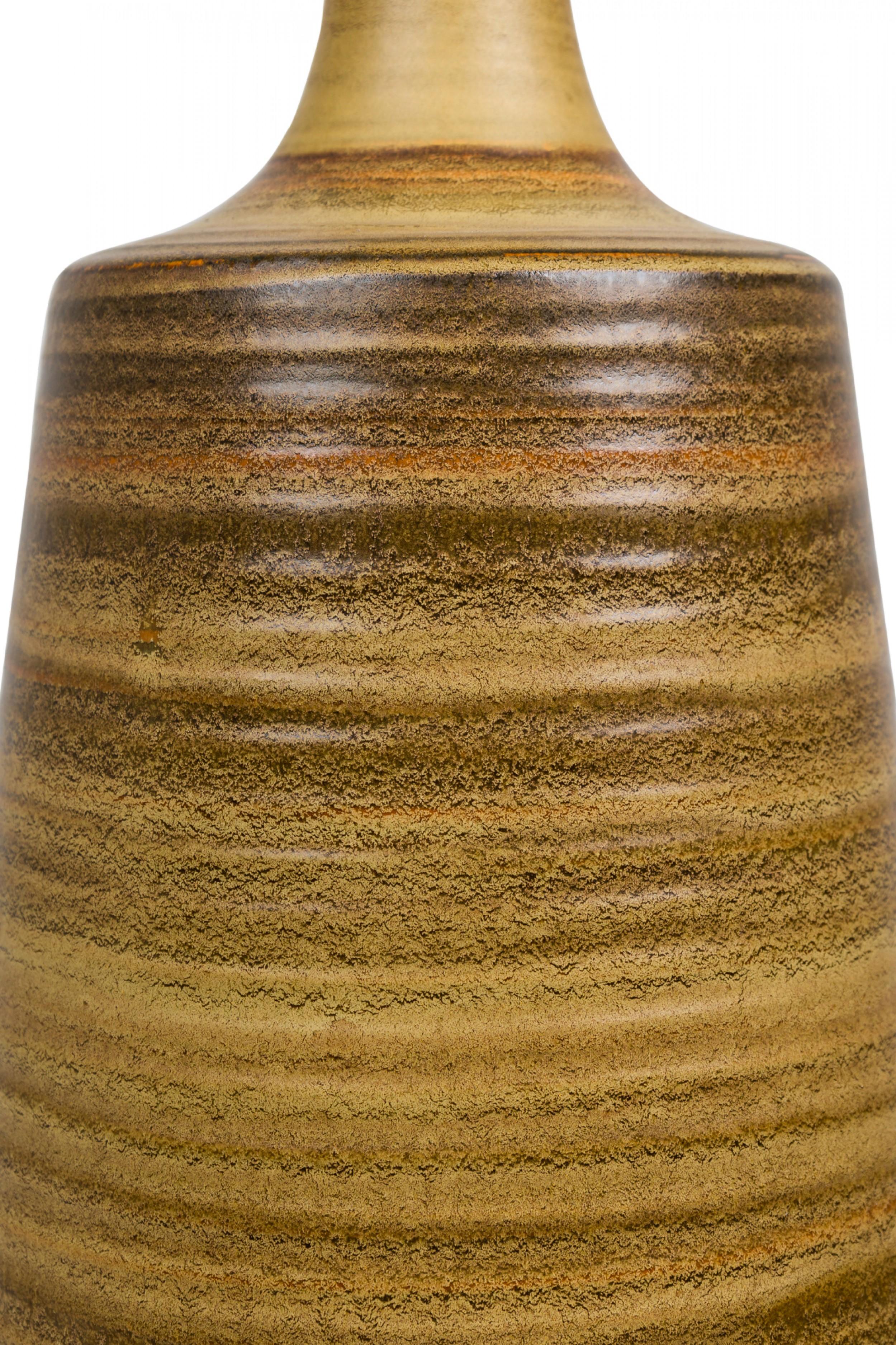 Paar amerikanische Keramik-Tischlampen „Earth Glaze“ auf Holzsockeln aus der Mitte des Jahrhunderts (20. Jahrhundert) im Angebot