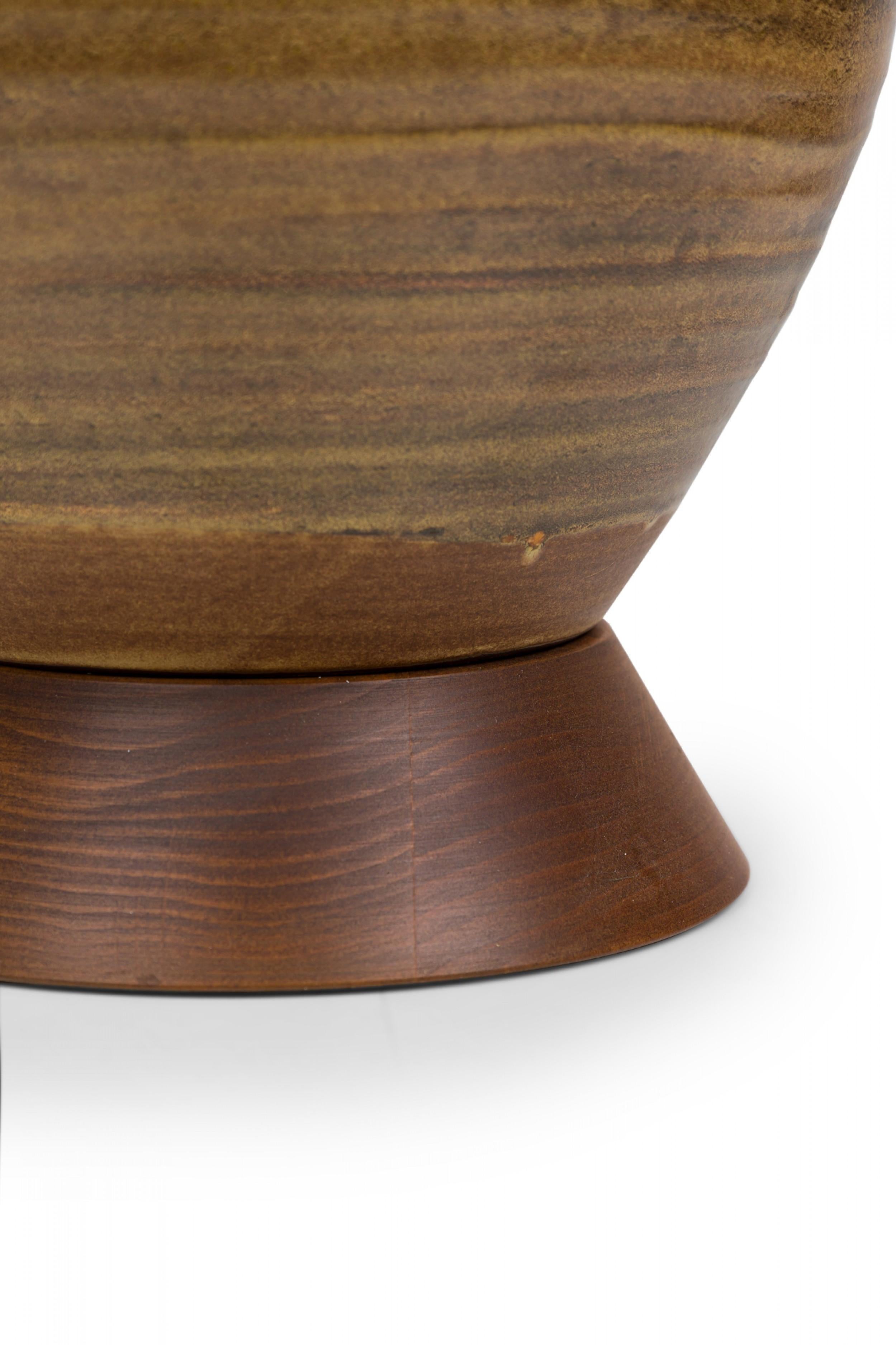 Paar amerikanische Keramik-Tischlampen „Earth Glaze“ auf Holzsockeln aus der Mitte des Jahrhunderts im Angebot 1