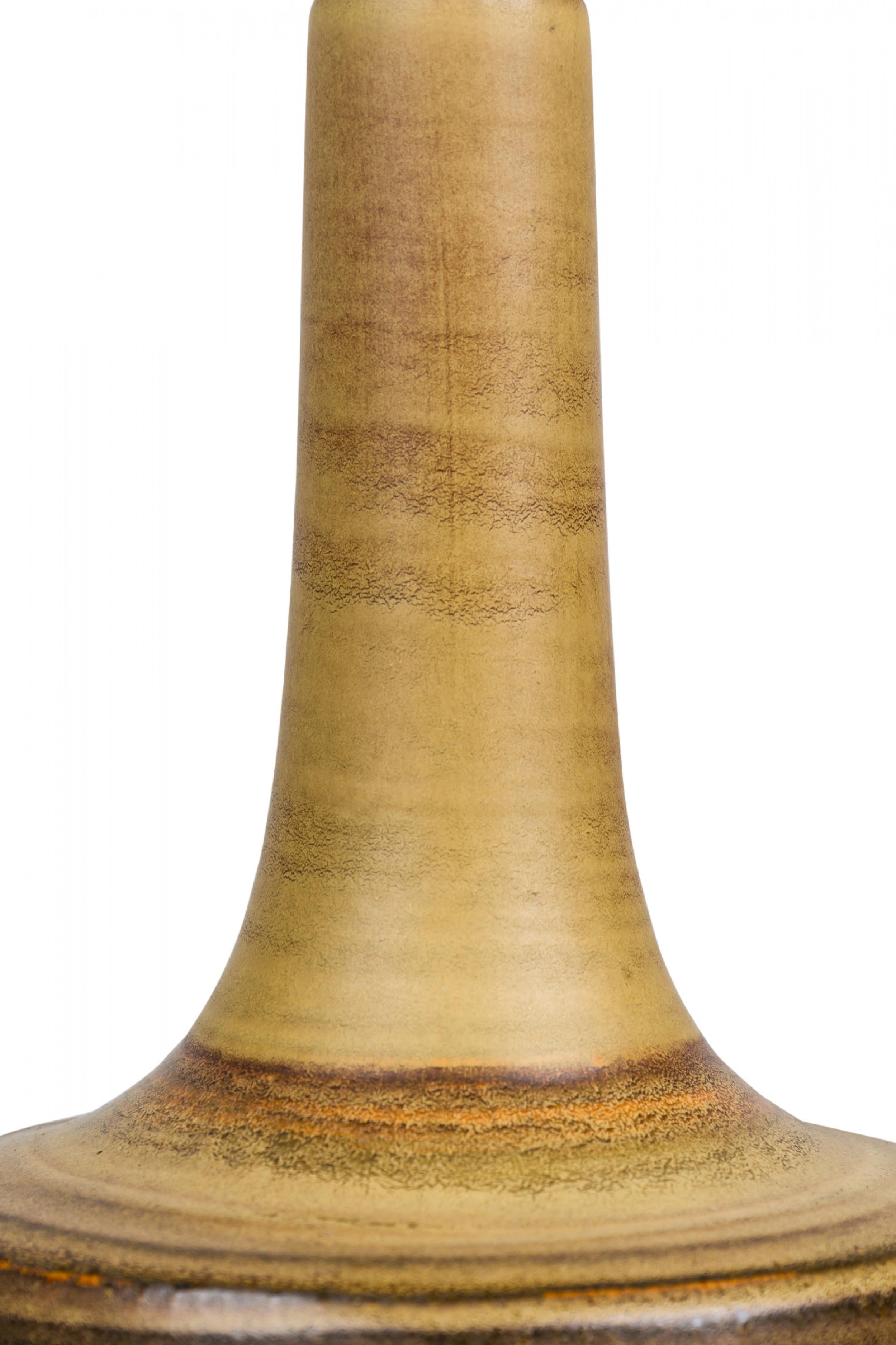 Paar amerikanische Keramik-Tischlampen „Earth Glaze“ auf Holzsockeln aus der Mitte des Jahrhunderts im Angebot 3
