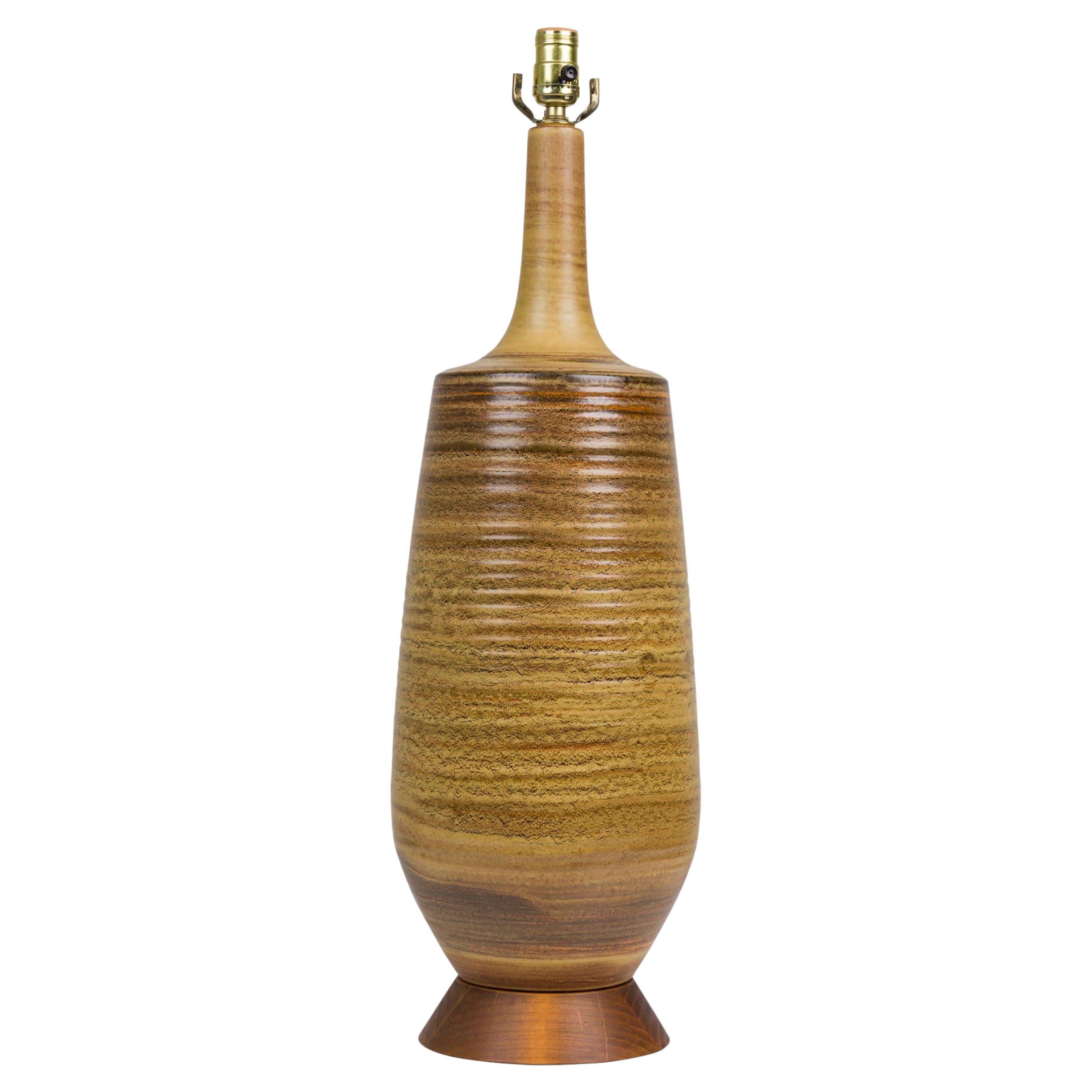 Paar amerikanische Keramik-Tischlampen „Earth Glaze“ auf Holzsockeln aus der Mitte des Jahrhunderts im Angebot