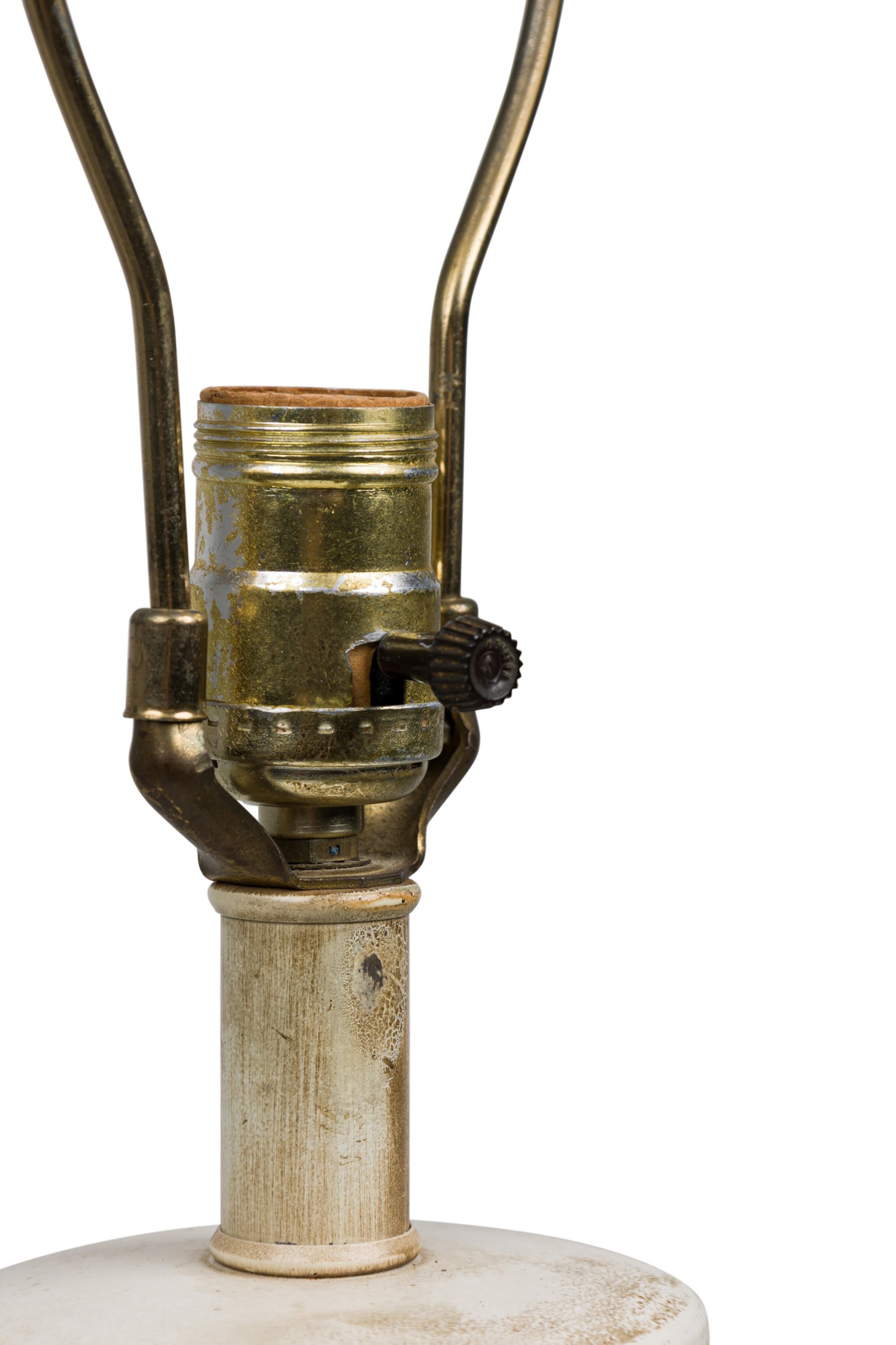 Paire de lampes de table en céramique américaines du milieu du siècle, de forme cylindrique avec des cols évasés et des tiges allongées, dotées de prises d'interrupteur fonctionnelles en laiton, de harpes et de fleurons peints, d'une section médiane