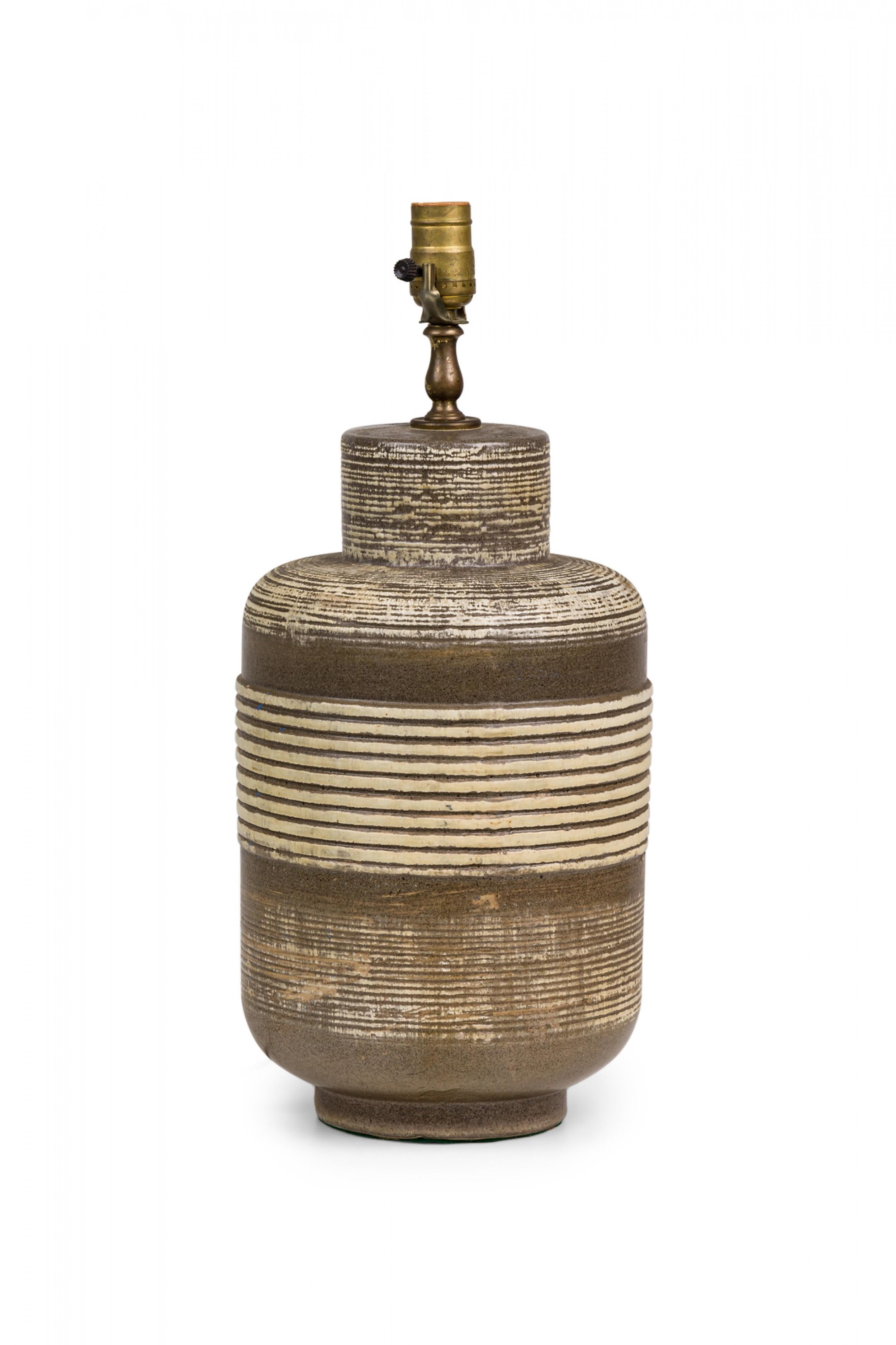 Américain Paire de lampes de bureau du milieu du siècle dernier en céramique américaine à texture marron et beige à bandes en vente