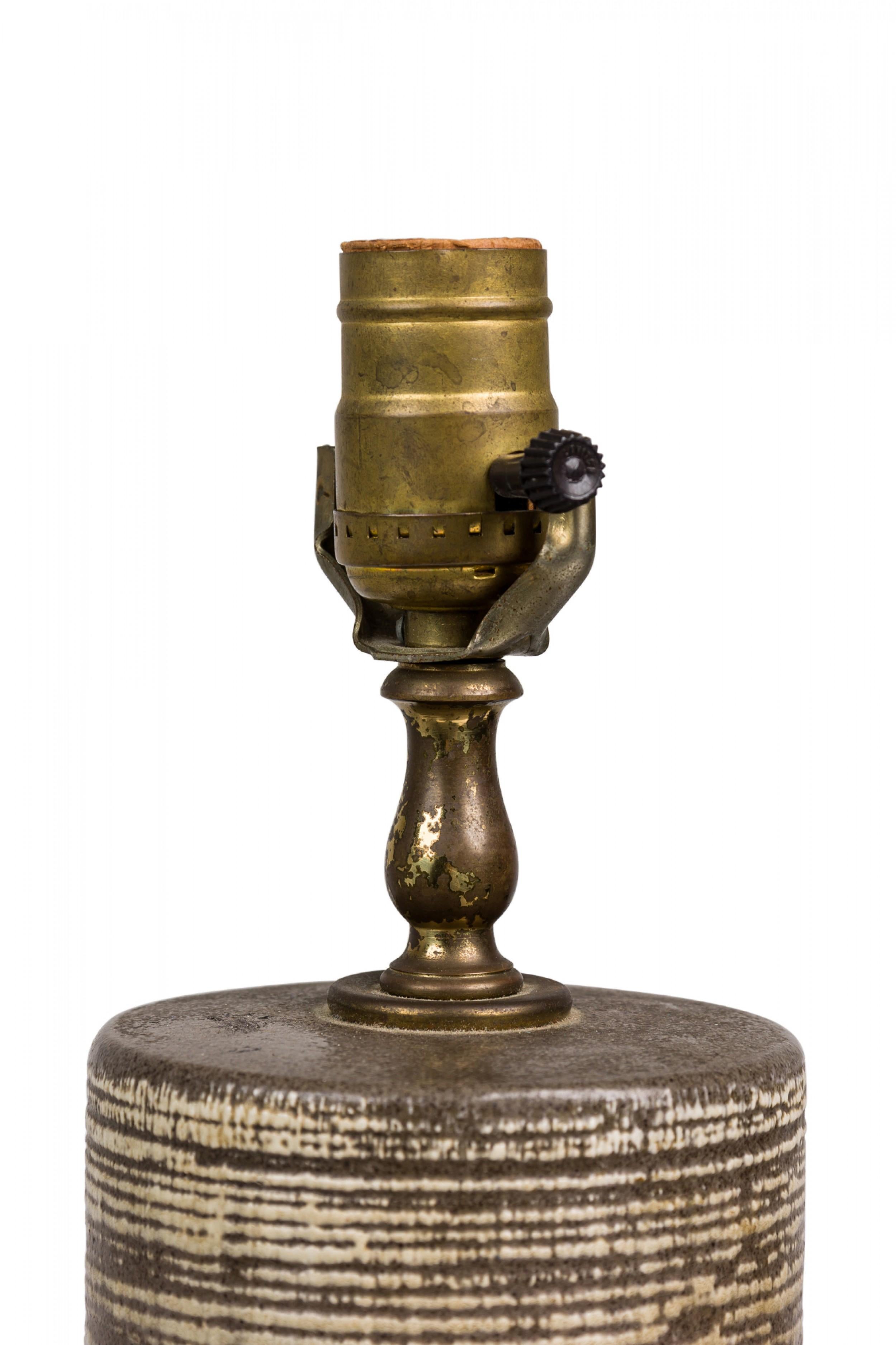 20ième siècle Paire de lampes de bureau du milieu du siècle dernier en céramique américaine à texture marron et beige à bandes en vente