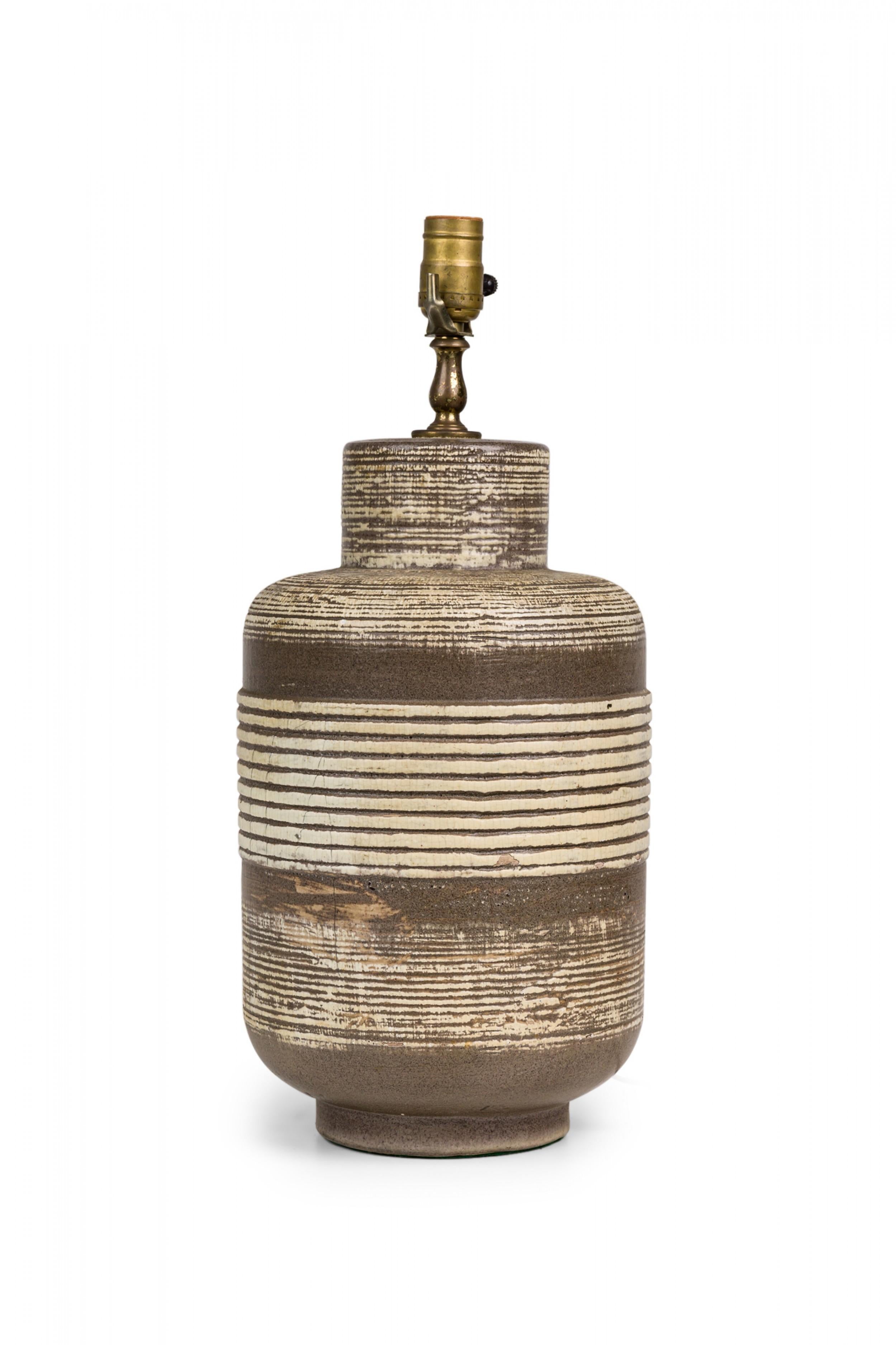 Métal Paire de lampes de bureau du milieu du siècle dernier en céramique américaine à texture marron et beige à bandes en vente