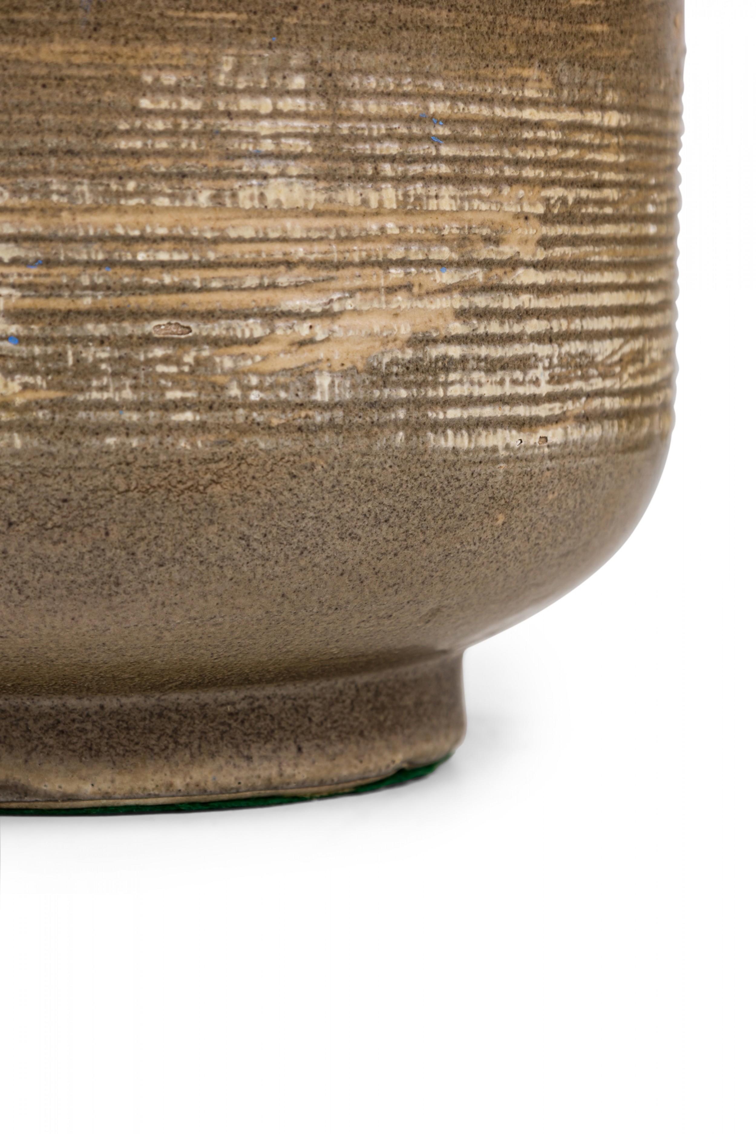 Paire de lampes de bureau du milieu du siècle dernier en céramique américaine à texture marron et beige à bandes en vente 1