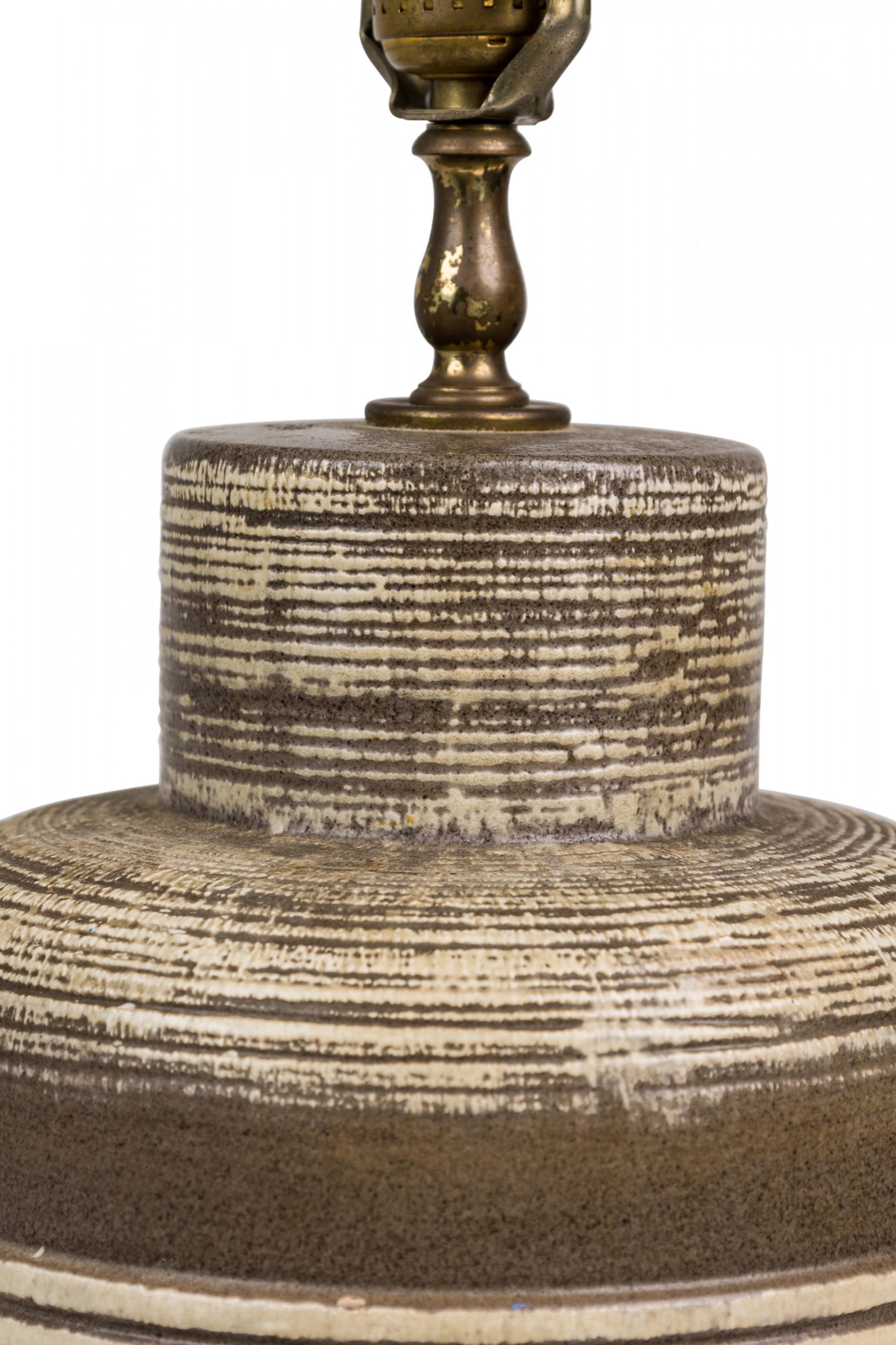 Paire de lampes de bureau du milieu du siècle dernier en céramique américaine à texture marron et beige à bandes en vente 2