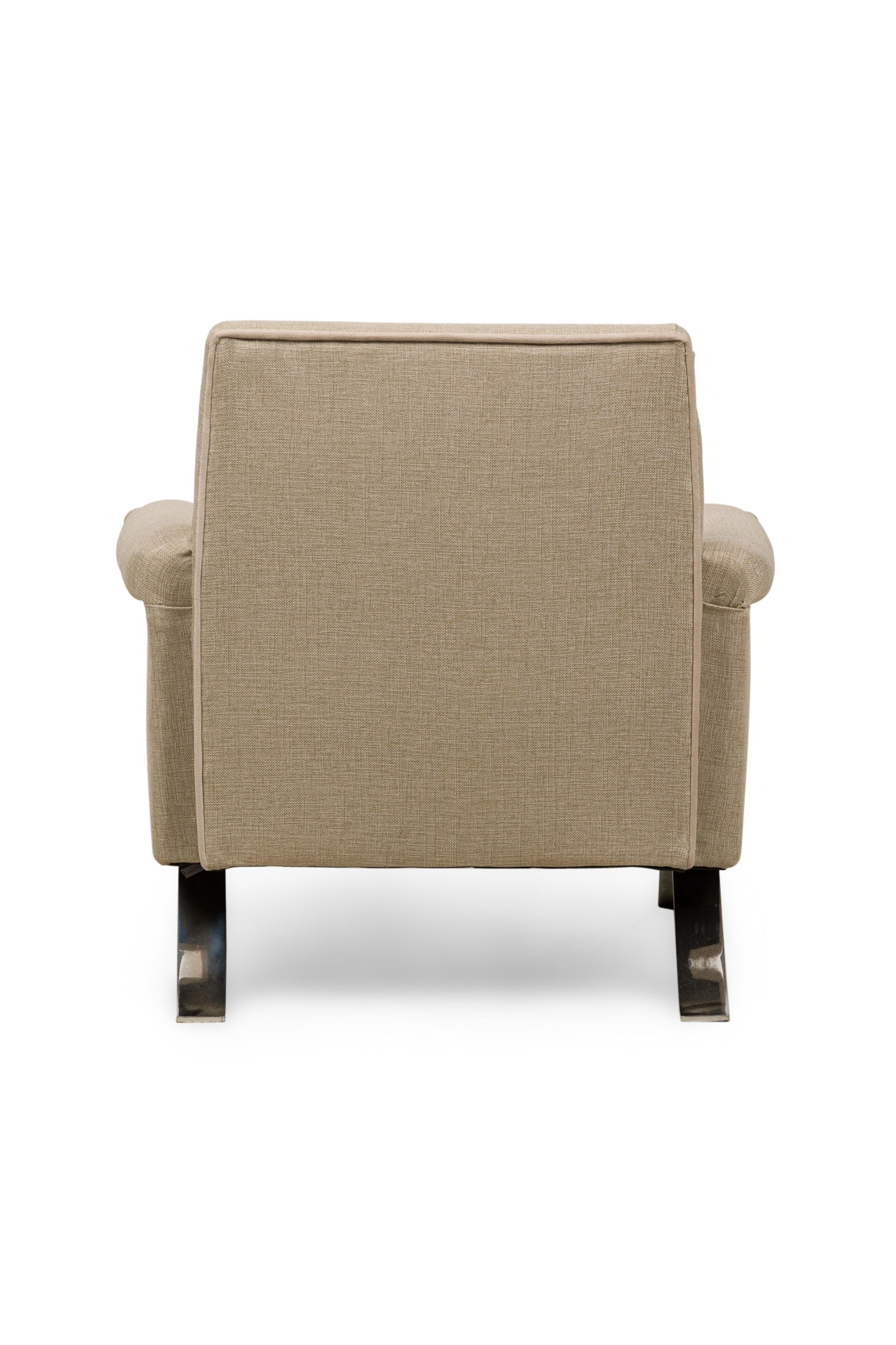 Tessuto Coppia di poltrone imbottite in tessuto beige cromato della metà del secolo scorso in vendita