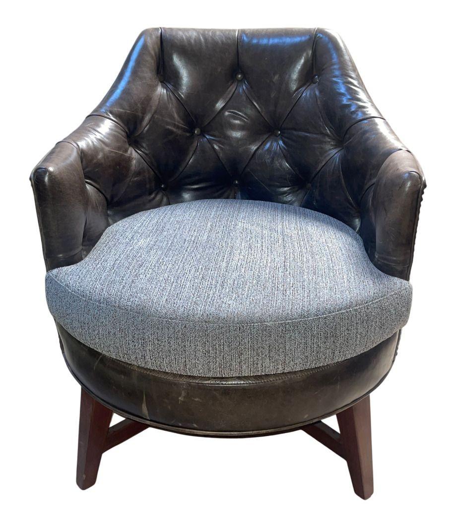 Américain Paire de fauteuils club américains du milieu du siècle avec cuir et tissu touffeté. 1950's en vente