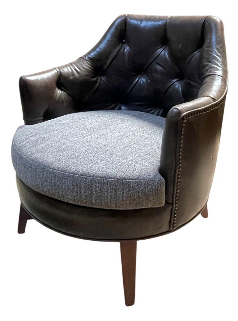 Paire de fauteuils club américains du milieu du siècle avec cuir et tissu touffeté. 1950's Excellent état - En vente à Los Angeles, CA