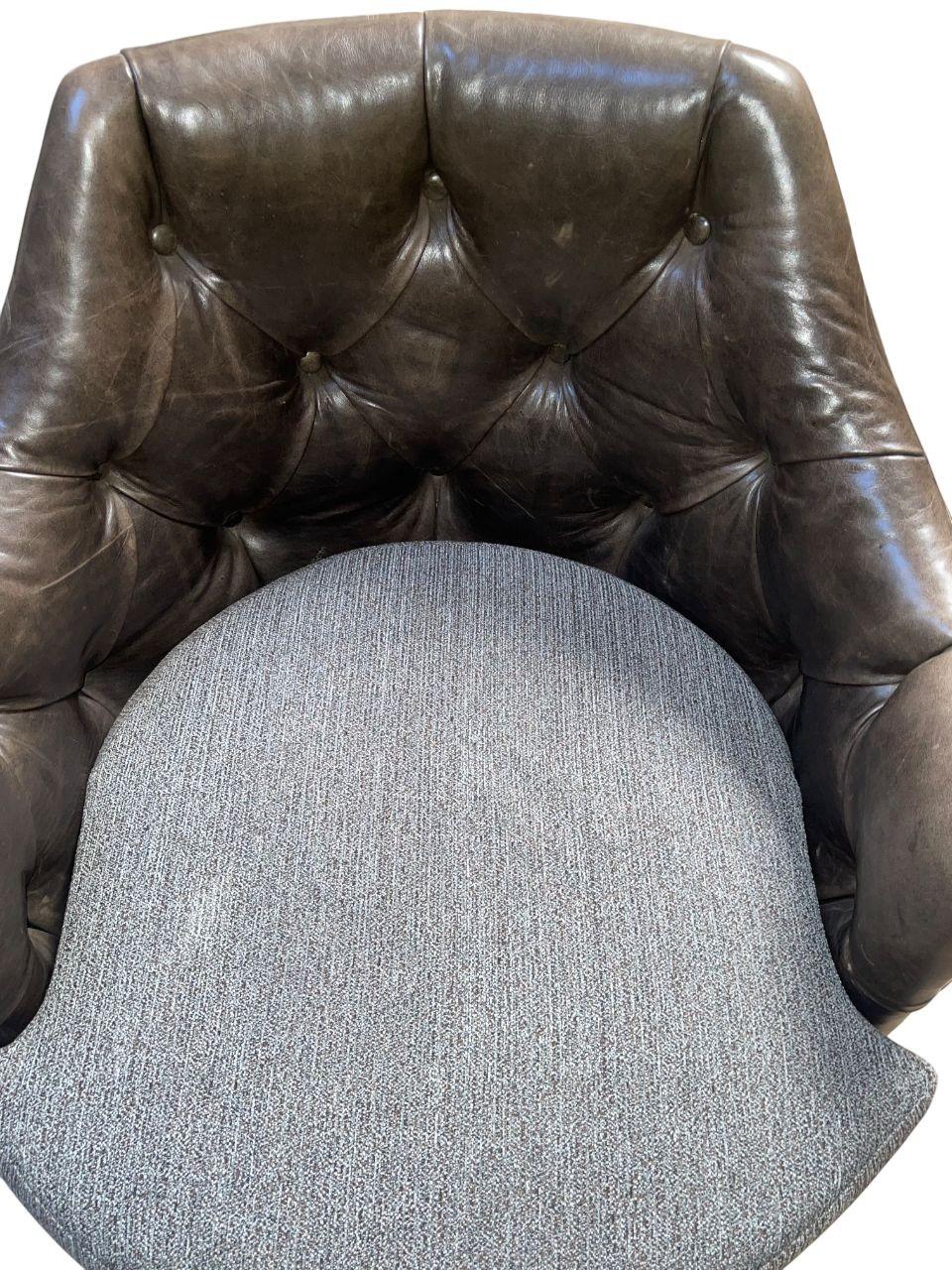 Milieu du XXe siècle Paire de fauteuils club américains du milieu du siècle avec cuir et tissu touffeté. 1950's en vente