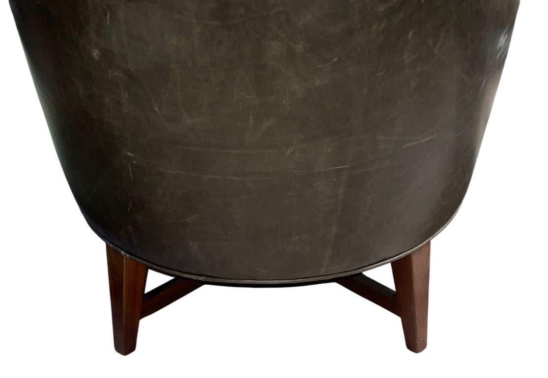 Cuir Paire de fauteuils club américains du milieu du siècle avec cuir et tissu touffeté. 1950's en vente