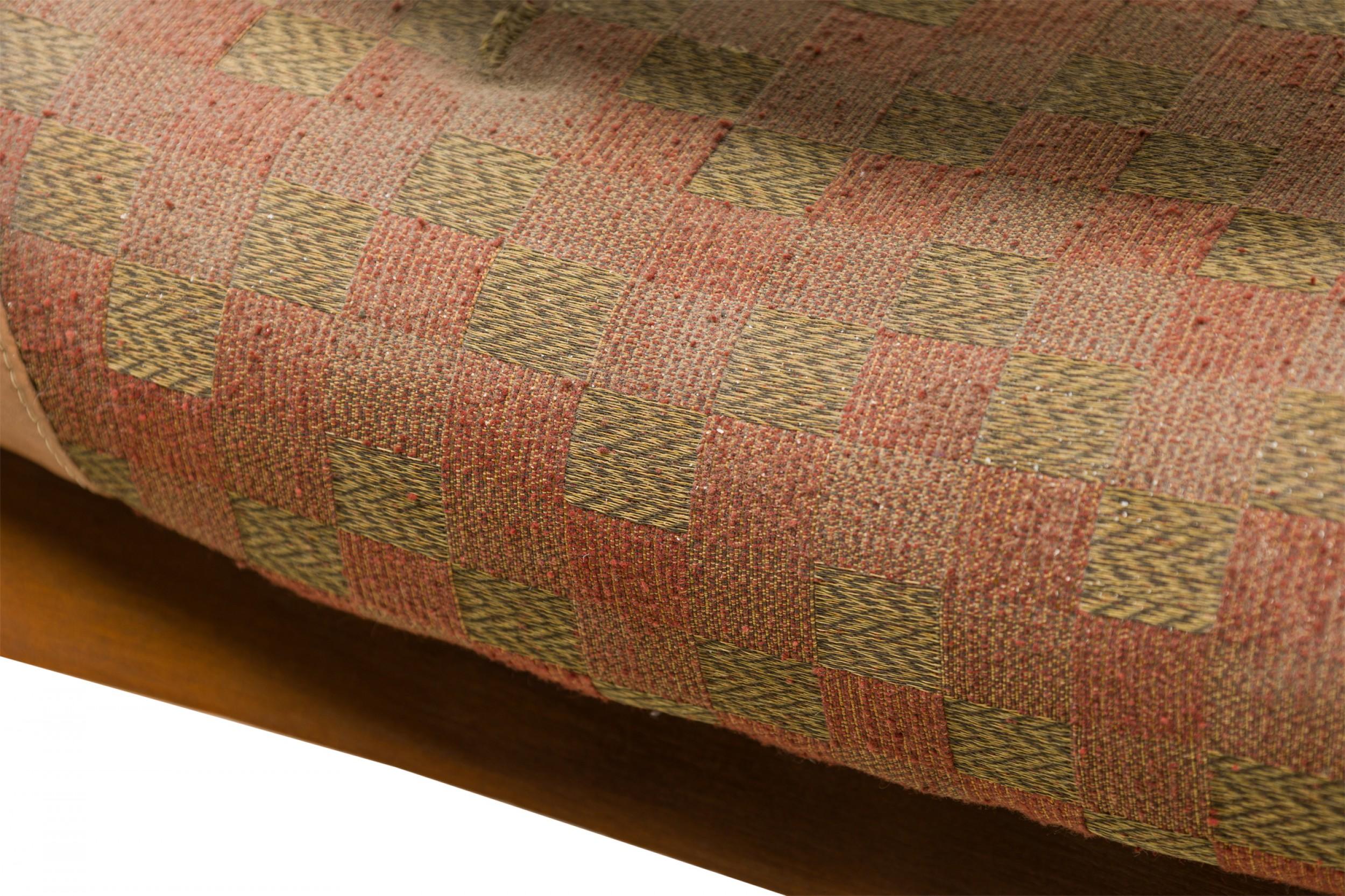 Coppia di poltrone imbottite geometriche grigie e beige della metà del secolo scorso, Uomo in vendita 2