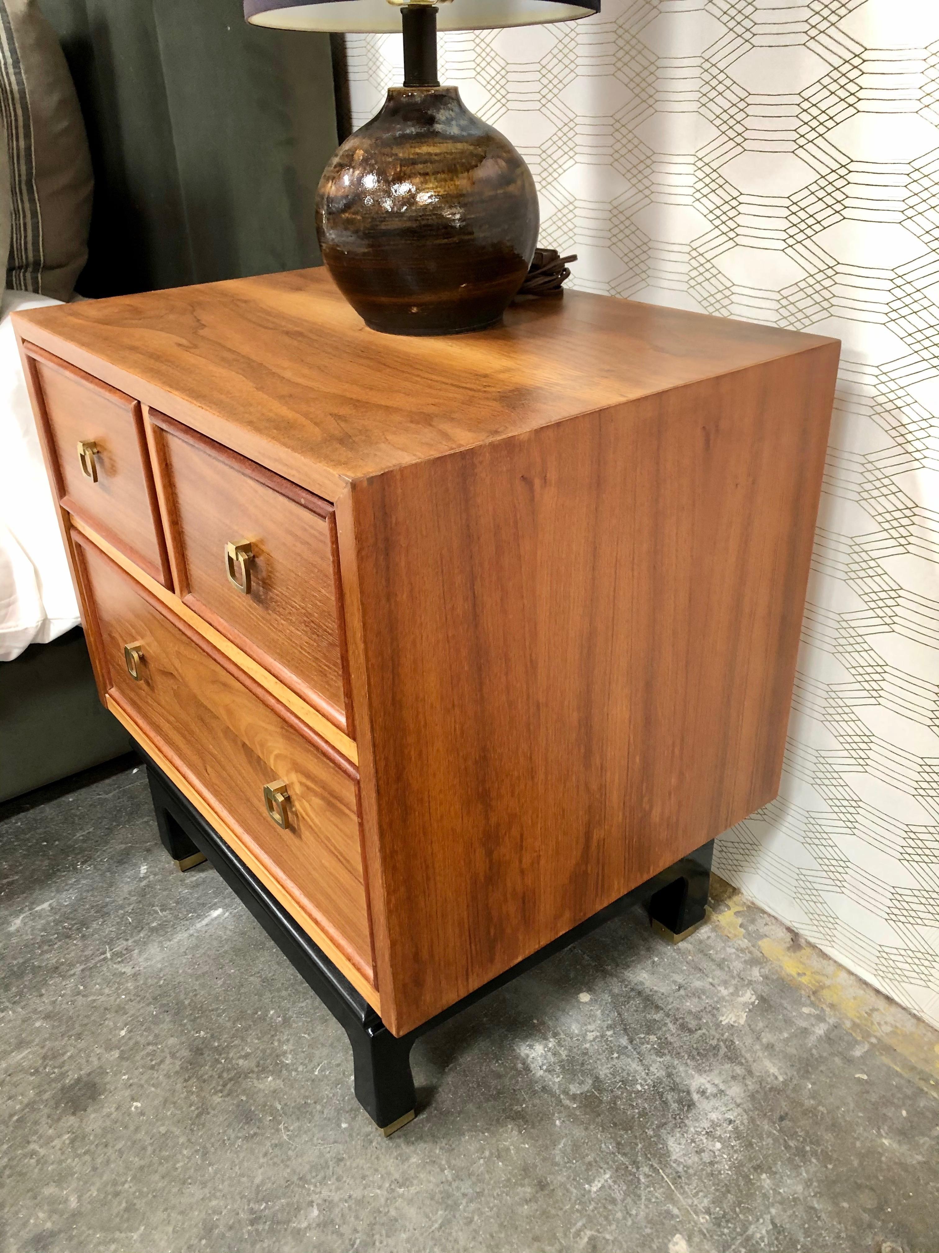 Pair of Mid Century American of Martinsville Nightstand In Good Condition In Los Angeles, CA