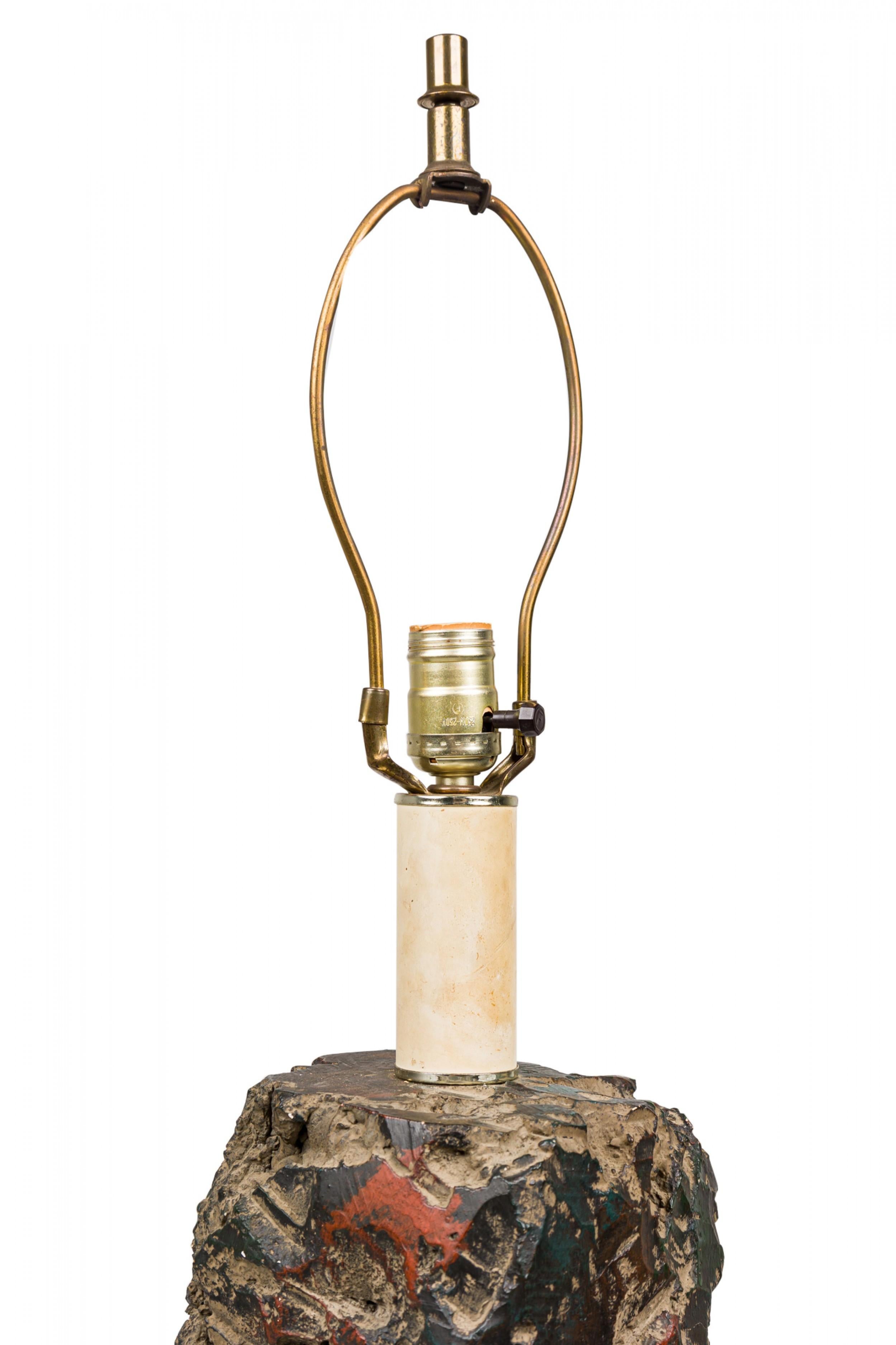 Paar amerikanische Gips-Tromp-l'oeil-Tischlampen „Rock Column“ aus der Mitte des Jahrhunderts im Angebot 2