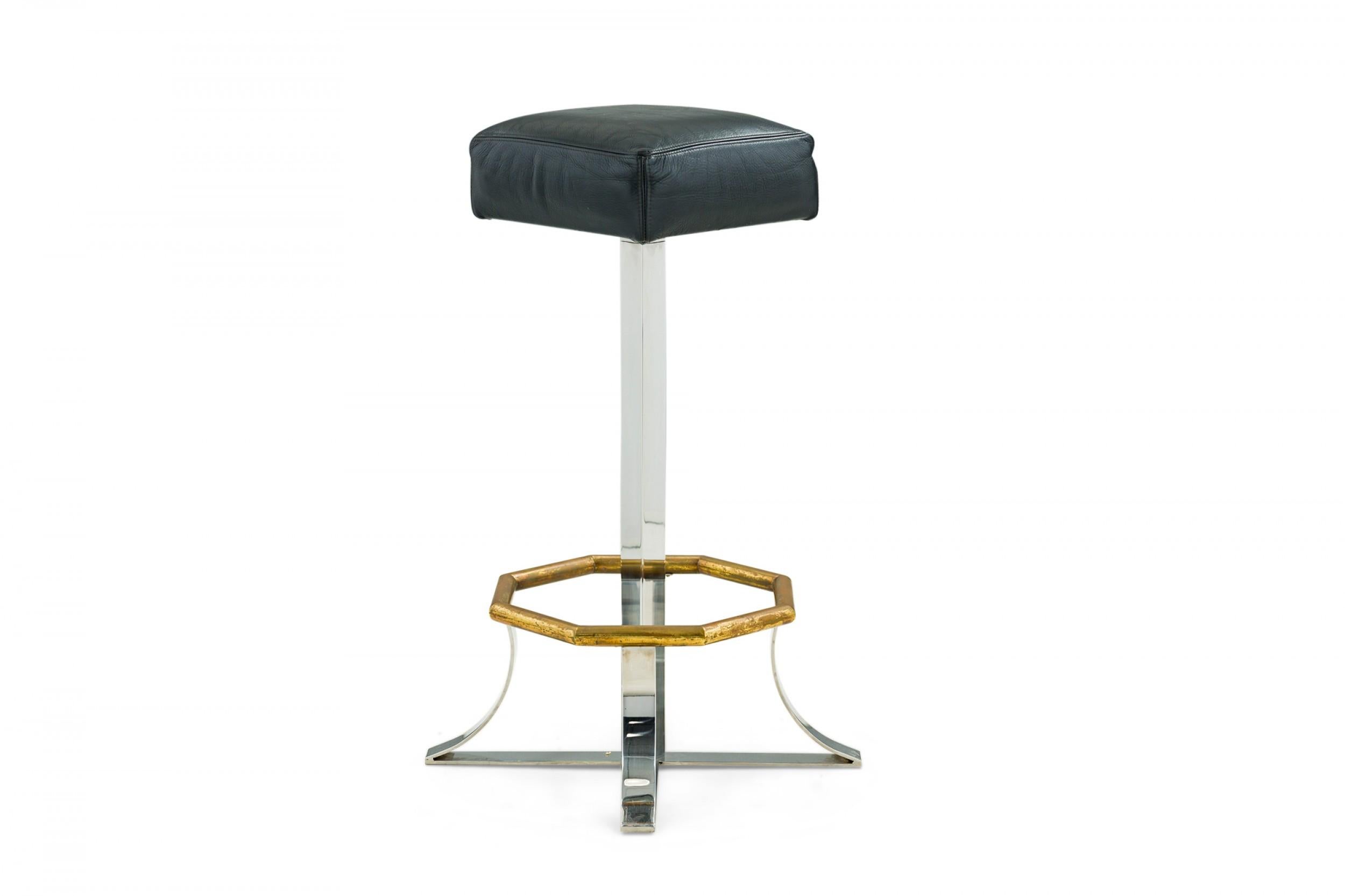 Paire de tabourets de bar en chrome poli, laiton et cuir noir American Mid-Century Bon état - En vente à Queens, NY