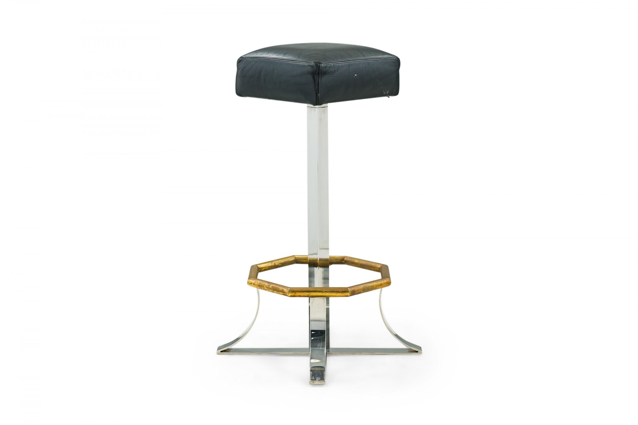 Américain Paire de tabourets de bar en chrome poli, laiton et cuir noir American Mid-Century en vente