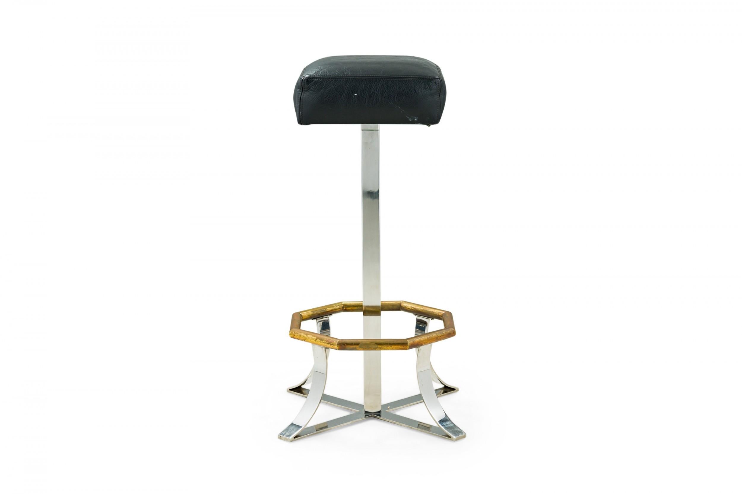 Mid-Century Modern Paire de tabourets de bar en chrome poli, laiton et cuir noir American Mid-Century en vente